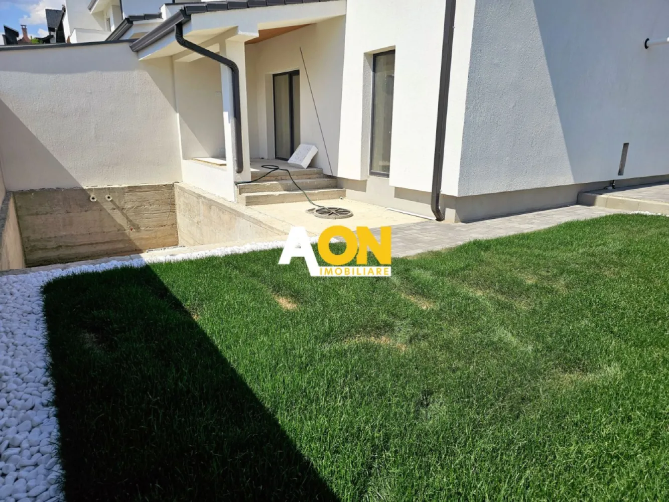 Duplex cu predare la cheie, 4 camere, piscina, 228 mp teren, Cetate - AON Imobiliare vă propune spre vânzare un duplex spațios, situat într-o zonă nouă și liniștită din Cetate, perfect pentru cei care doresc confort și intimitate. Proprietatea are o suprafață utilă de 138 mp, un teren de 228 mp, iar în curte exista o piscină de 18 mp.
Detalii compartimentare:
• Parter: living spatios, bucătărie, baie, dressing, cămară și o terasă de 6 mp;
• Etaj: 3 dormitoare, o baie și 2 balcoane spațioase.
Duplexul se vinde finisat "la cheie" pentru cei care doresc să se mute fără griji. Locul pentru piscină este deja amenajat în spatele curții, oferind un spațiu ideal de relaxare.
Construcția este realizată din cărămidă și materiale de cea mai înaltă calitate, iar infrastructura zonei este bine dezvoltată: iluminare stradală, canalizare, apă, gaz și electricitate sunt deja instalate subteran. Strada va fi asfaltată in scurt timp.
Un duplex ideal pentru cei care caută o locuință modernă, într-o zonă liniștită.
Pentru mai multe detalii și vizionări, nu ezitați să ne contactați!
ID intern: CP2187325