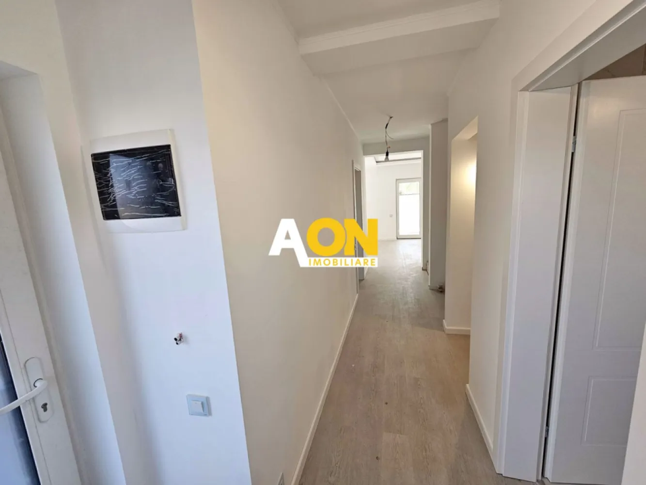 Duplex cu predare la cheie, 4 camere, piscina, 228 mp teren, Cetate - AON Imobiliare vă propune spre vânzare un duplex spațios, situat într-o zonă nouă și liniștită din Cetate, perfect pentru cei care doresc confort și intimitate. Proprietatea are o suprafață utilă de 138 mp, un teren de 228 mp, iar în curte exista o piscină de 18 mp.
Detalii compartimentare:
• Parter: living spatios, bucătărie, baie, dressing, cămară și o terasă de 6 mp;
• Etaj: 3 dormitoare, o baie și 2 balcoane spațioase.
Duplexul se vinde finisat "la cheie" pentru cei care doresc să se mute fără griji. Locul pentru piscină este deja amenajat în spatele curții, oferind un spațiu ideal de relaxare.
Construcția este realizată din cărămidă și materiale de cea mai înaltă calitate, iar infrastructura zonei este bine dezvoltată: iluminare stradală, canalizare, apă, gaz și electricitate sunt deja instalate subteran. Strada va fi asfaltată in scurt timp.
Un duplex ideal pentru cei care caută o locuință modernă, într-o zonă liniștită.
Pentru mai multe detalii și vizionări, nu ezitați să ne contactați!
ID intern: CP2187325