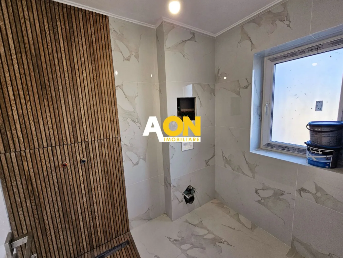 Duplex cu predare la cheie, 4 camere, piscina, 228 mp teren, Cetate - AON Imobiliare vă propune spre vânzare un duplex spațios, situat într-o zonă nouă și liniștită din Cetate, perfect pentru cei care doresc confort și intimitate. Proprietatea are o suprafață utilă de 138 mp, un teren de 228 mp, iar în curte exista o piscină de 18 mp.
Detalii compartimentare:
• Parter: living spatios, bucătărie, baie, dressing, cămară și o terasă de 6 mp;
• Etaj: 3 dormitoare, o baie și 2 balcoane spațioase.
Duplexul se vinde finisat "la cheie" pentru cei care doresc să se mute fără griji. Locul pentru piscină este deja amenajat în spatele curții, oferind un spațiu ideal de relaxare.
Construcția este realizată din cărămidă și materiale de cea mai înaltă calitate, iar infrastructura zonei este bine dezvoltată: iluminare stradală, canalizare, apă, gaz și electricitate sunt deja instalate subteran. Strada va fi asfaltată in scurt timp.
Un duplex ideal pentru cei care caută o locuință modernă, într-o zonă liniștită.
Pentru mai multe detalii și vizionări, nu ezitați să ne contactați!
ID intern: CP2187325