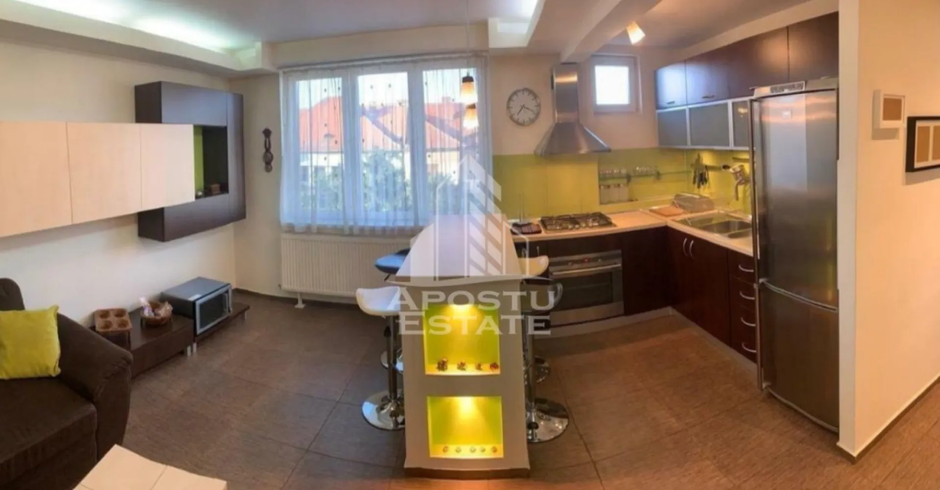 Apartament cu 2 camere de inchiriat,zona Ultracentral-Timisoara - Agentia imobiliara Apostu Estate va propune spre inchiriere un apartament spatios, 53 mp utili, semidecomandat cu 2 camere, aflat in pozitie Ultracentrala. 
Apartamentul este situat la etajul 3 din 3 al unui imobil cu acoperis. 

Compartimentare:
- hol 
- living luminos cu bucatarie open space complet mobilata si utilata 
- dormitor cu pat matrimonial
- baie cu geam si cabina de dus

Vecinatati:
- centru
- mijloace de transport in comun 
- magazine alimentare
- universitati/scoli
De accepta cătei de companie de către proprietari
Confortul termic este realizat prin termoficare prin stemul de incalzire prin calorifere. 
Preț 500 euro
Disponibil imediat!
Va asteptam cu drag la o vizionare!