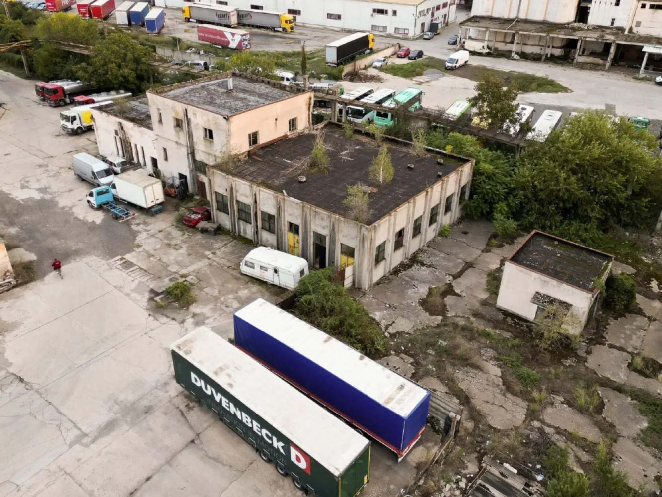 Oportunitate! Clădiri industriale cu teren 6820mp pe strada Poetului, Arad - Oportunitate Rară pentru Investitori - Teren Industrial 6.820 mp, Strada Poetului, Arad

Căutați o locație strategică pentru o dezvoltare industrială de succes? Vă oferim un teren de 6.820 mp situat în Arad, pe Strada Poetului nr. 97-103, în imediata vecinătate a depozitelor Agrirom și Euroden Cargo SRL. Aceasta este o oportunitate excepțională de a investi într-o zonă industrială de mare interes, cu potențial ridicat pentru:
• Construcție hală industrială
• Punct logistic
• Depozit

Caracteristici ale terenului:
• Teren parțial împrejmuit, cu suprafața totală de 6820 mp
• Clădire fost abator cu suprafața de 650 mp
• Crematoriu cu suprafața de 89 mp
• Stație de epurare cu suprafața de 235 mp
• Colector pentru deșeuri cu suprafața de 40 mp

De ce să investiți aici?
• Zonă industrială bine dezvoltată – facilități de producție și logistică deja prezente, oferind un ecosistem ideal pentru afacerea dvs.
• Acces rapid la drumuri principale – conexiuni rapide la infrastructura rutieră, perfect pentru activități logistice și de transport.
• Potențial de dezvoltare ridicat – locația are toate avantajele pentru a susține o creștere rapidă și eficientă a afacerii dvs.

Nu ratați această oportunitate de investiție! Contactați-ne pentru detalii suplimentare și vizionări. Aceasta este șansa dvs. de a face parte dintr-o zonă industrială în plină dezvoltare.

Pentru mai multe informații, ne puteți contacta oricând.

Remus Beiușanu - consultant imobiliar Property Lab
Tel: 0785 997 537
E-mail: remus.beiusanu@propertylab.ro

Tudor Trașcă - consultant imobiliar Property Lab
Tel: 0730 650 235
E-mail: tudor.trasca@propertylab.ro

Cod proprietate CP2332988