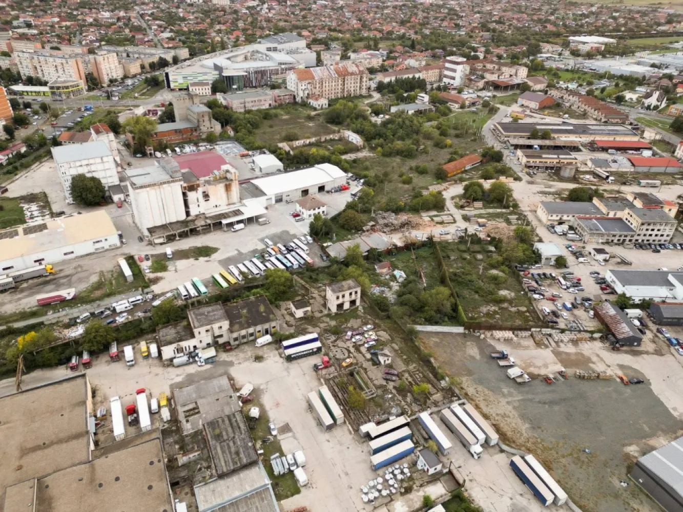 Oportunitate! Clădiri industriale cu teren 6820mp pe strada Poetului, Arad