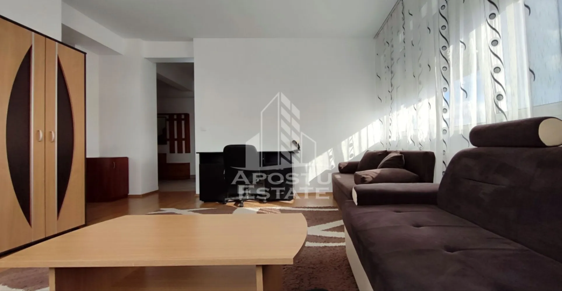 Apartament cu 2 camere, confort sporit, zona Uta - APOSTU ESTATE va propune spre inchiriere un apartament modern cu 2 camere, semidecomandat, disponibil pentru inchiriere imediat, in complexul rezidential Ared

Bucurati-va de confort in acest apartament modern, conceput cu atentie la detalii pentru a oferi un mediu de trai placut si relaxant.
Bucataria este complet mobilata si utilata cu electrocasnice.

Confortul termic este realizat prin centrala proprie de gaz, sistem de incalzire cu calorifere si al aparatului de aer conditionat.

Apartamentul are o suprafata utila de 70mp si este compartimentat astfel:
- Hol de acces 
- Bucatarie amenajata cu loc pentru luat masa
- Living foarte spatios si luminos 
- Dormitor cu pat matrimonial 
- Baie dotata cu cada

Amplasarea excelenta intr-o zona foarte buna ,cu acces facil la mijloacele de transport in comun .
Vecinatati:
-restaurante, cafenele, supermarket, Mall
- parcuri, scoli
- stadionul UTA
- institutii bancare
- farmacii
- Biserici

Garantie echivalenta cu o luna de chirie!
Apartamentul se inchiriaza doar pe termen lung, amenajat conform pozeler.

Pentru mai multe informatii sau pentru a programa o vizionare, va rugam sa ne contactati.
Va asteptam cu drag la o vizionare!

Oferta ID CP2186630