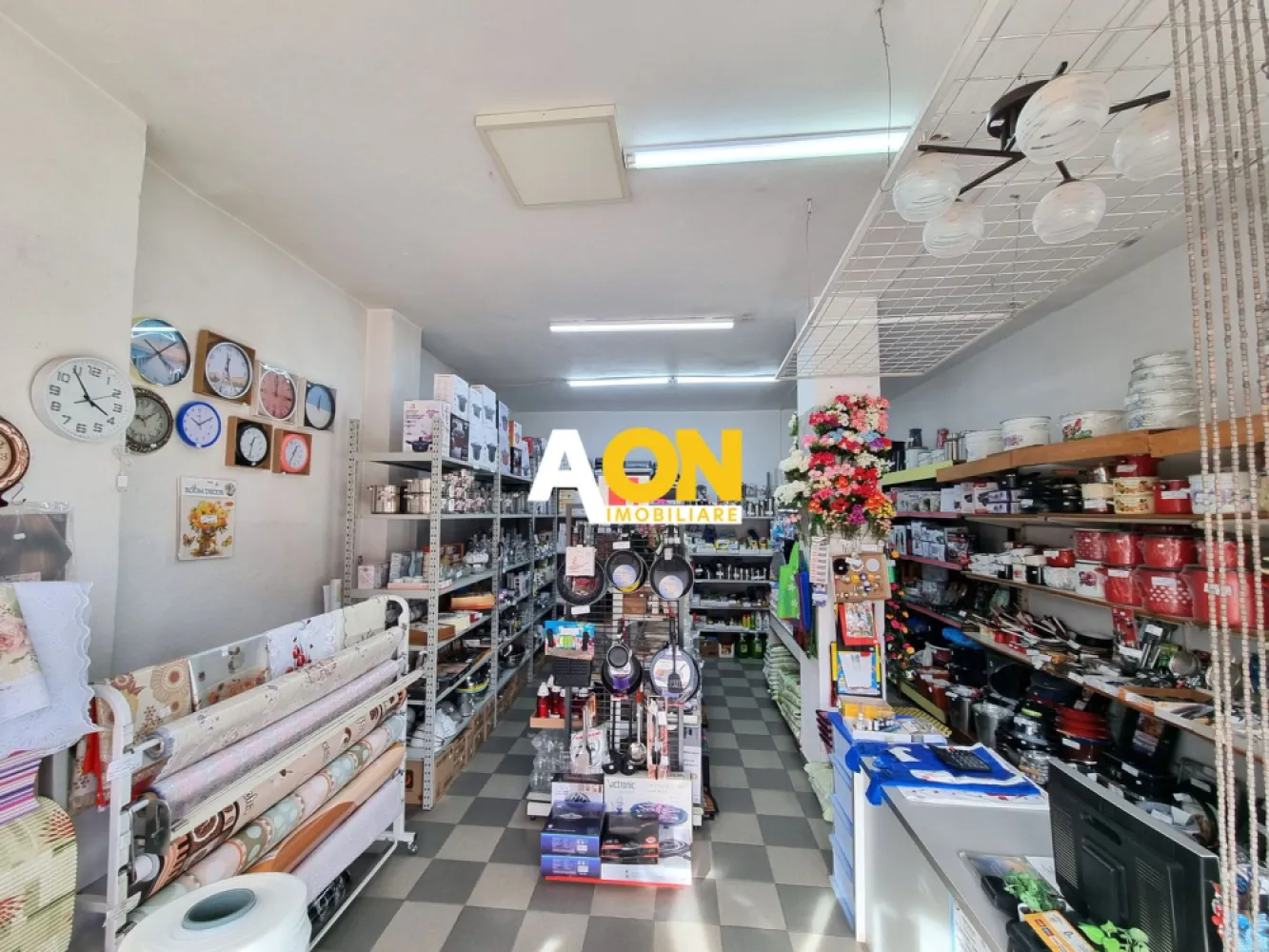 Spatiu comercial cu vad cartierul Ampoi 3 - AON Imobiliare vă oferă spre vânzare un spațiu comercial foarte bine poziționat, situat în cartierul Ampoi 3 din Alba Iulia. Cu o suprafață utilă de 80 mp, acest spațiu oferă o combinație ideală de vizibilitate excelentă, acces facil și o varietate de opțiuni de amenajare.
Caracteristici principale:
• Suprafață generoasă: Cu 80 mp utili, spațiul oferă suficientă flexibilitate pentru a se adapta la o gamă largă de nevoi de afaceri.
• Amenajare versatilă: Spațiul este compus din 2 încăperi separate si baie.
• Acces facil: Două intrări separate permit acces facil din stradă, sporind vizibilitatea și atractivitatea spațiului.
• Confort sporit: Sistemul de încălzire cu centrală termică pe gaz și calorifere asigură un climat interior confortabil pe tot parcursul anului.
• Front stradal amplu: Frontul stradal de 6 metri oferă o vizibilitate excelentă a spațiului din stradă, atrăgând atenția potențialilor clienți.
Oportunitate ideală pentru:
• Magazine de retail
• Birouri
• Cabinete medicale
• Farmacii
• Saloane de înfrumusețare sau frizerie
• Alte afaceri care se bazează pe traficul pietonal
Pentru a afla mai multe detalii despre acest spațiu comercial atractiv sau pentru a programa o vizionare, contactați AON Imobiliare. Nu ratați această oportunitate de a vă dezvolta afacerea în inima cartierului Ampoi 3 din Alba Iulia!
ID intern: CP2185473