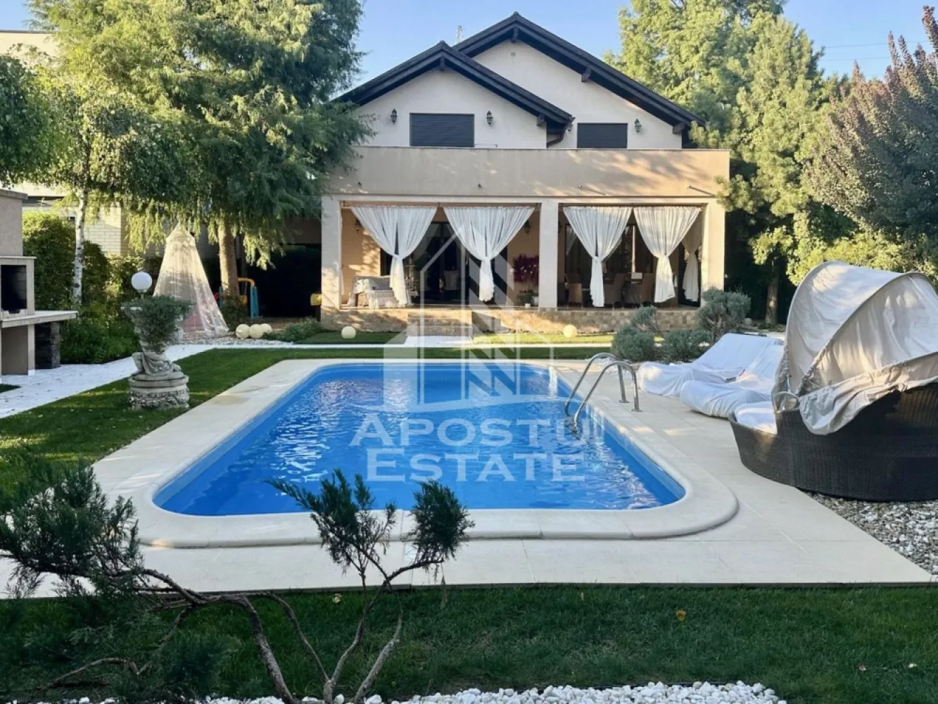 Casa impresionanta cu 5 camere si garaj, la intrare in Dumbravita - Apostu Estate va prezinta spre vanzare o adevarata bijuterie imobiliara situata in cea mai dorita zona din Dumbravita, in apropiere de Kaufland.

Aceasta casa construita in 2009 combina cu maiestrie stilul modern cu accente clasice, oferindu-va un spatiu generos de 280 mp construiți, cu un regim de inaltime Parter+Mansarda inalta, amplasata pe un teren de 646 mp.

Cu feroneria din sticla generos dimensionata, casa va va incanta cu lumina naturala.
Compartimentarea eficienta ofera confortul dorit:

La parter, veti gasi:

Un hol de acces elegant;
O bucatarie inchisa, ideala pentru gatit;
Un living primitor, perfect pentru momentele de relaxare;
O zona de dining confortabila;
O baie moderna;
Un birou/dormitor, dupa preferinte;
Garaj;
O terasa generoasa, ideala pentru serile de vara;

La etaj, va asteapta:

Un dormitor matrimonial cu baie proprie si terasa;
Doua camere luminoase;
Un dressing spatios;
O baie dotata cu dus;

Curtea este un adevarat refugiu, amenajata cu vegetatie matura, o piscina pentru zilele calde si un loc de gratar perfect pentru petreceri cu prietenii si familia.
Casa este complet utilata, dispunand de toate utilitatile necesare, inclusiv un foraj de 140 de metri adancime si un sistem de dedurizare a apei.

Casa se vinde mobilata si utilata.
Agentia imobiliara Apostu Estate va ofera consultanta si solutii financiare prin colaboratorii nostri.

Va invitam cu drag la o vizionare!