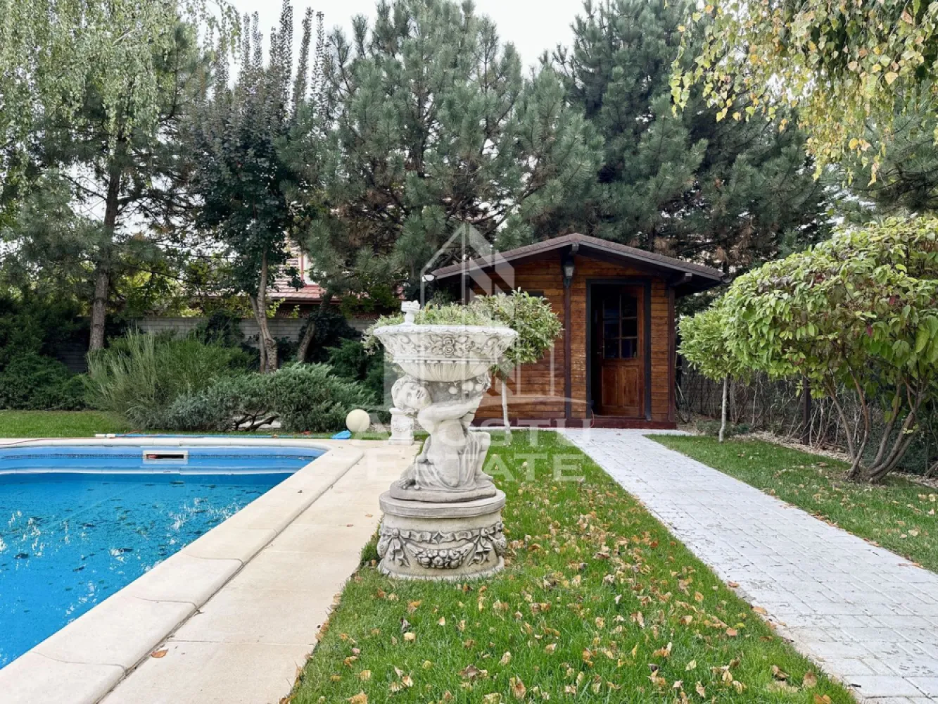Casa impresionanta cu 5 camere si garaj, la intrare in Dumbravita