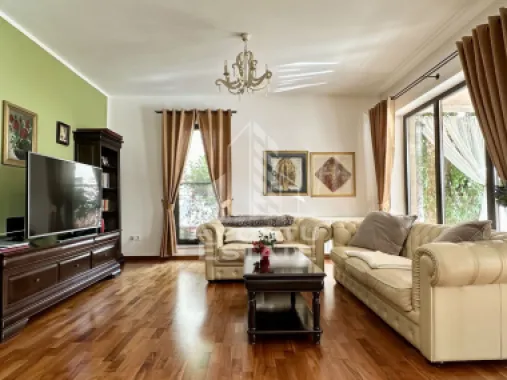 Casa impresionanta cu 5 camere si garaj, la intrare in Dumbravita