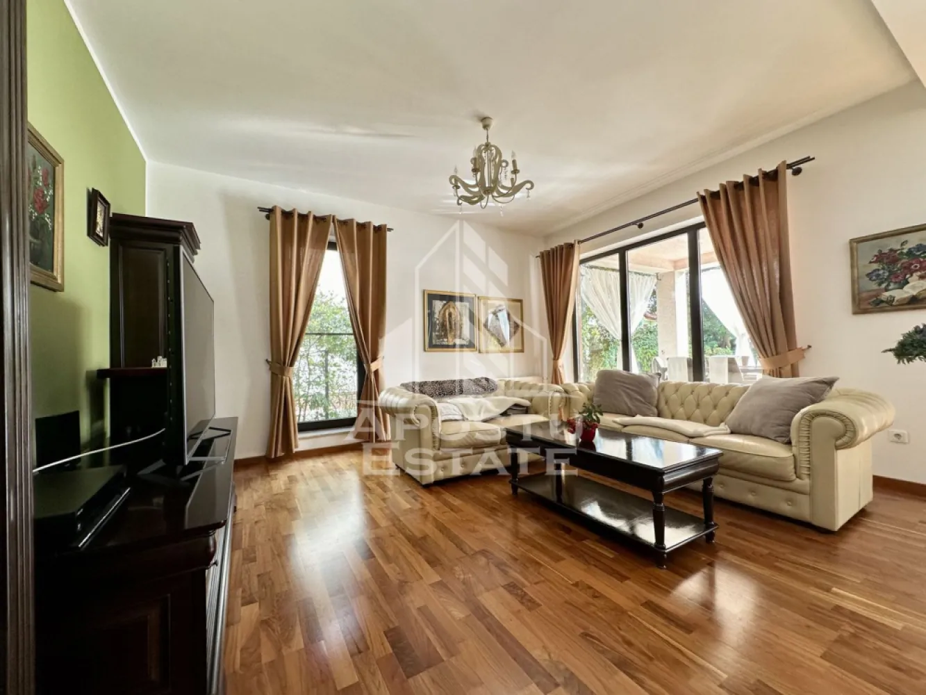 Casa impresionanta cu 5 camere si garaj, la intrare in Dumbravita