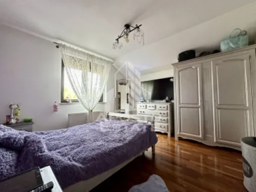 Casa impresionanta cu 5 camere si garaj, la intrare in Dumbravita