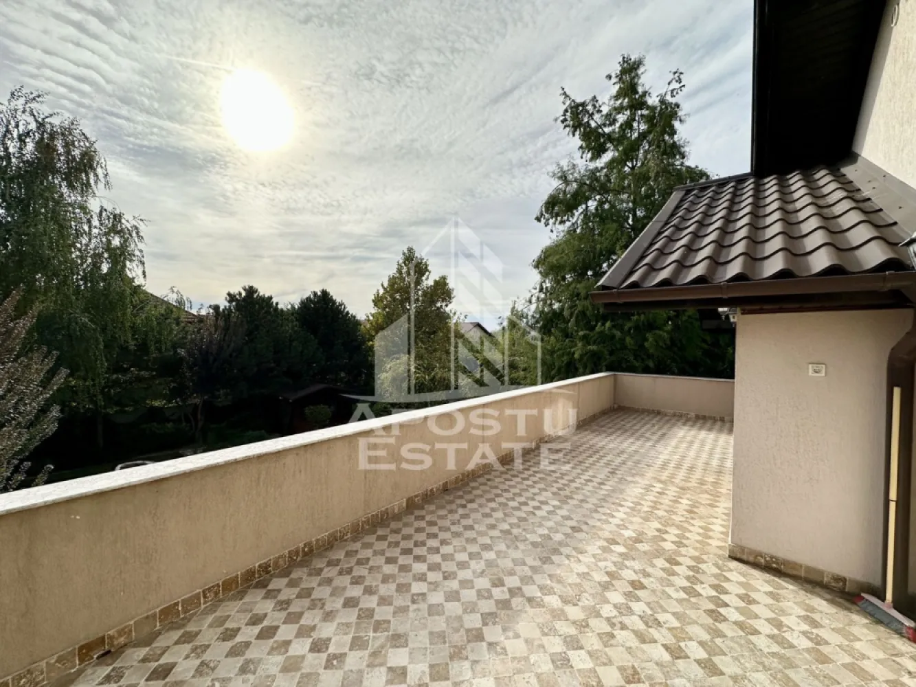 Casa impresionanta cu 5 camere si garaj, la intrare in Dumbravita