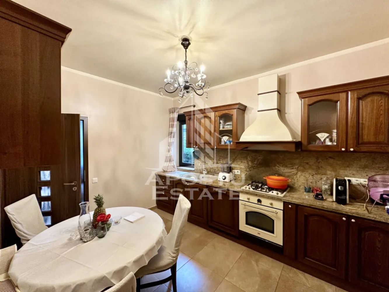 Casa impresionanta cu 5 camere si garaj, la intrare in Dumbravita