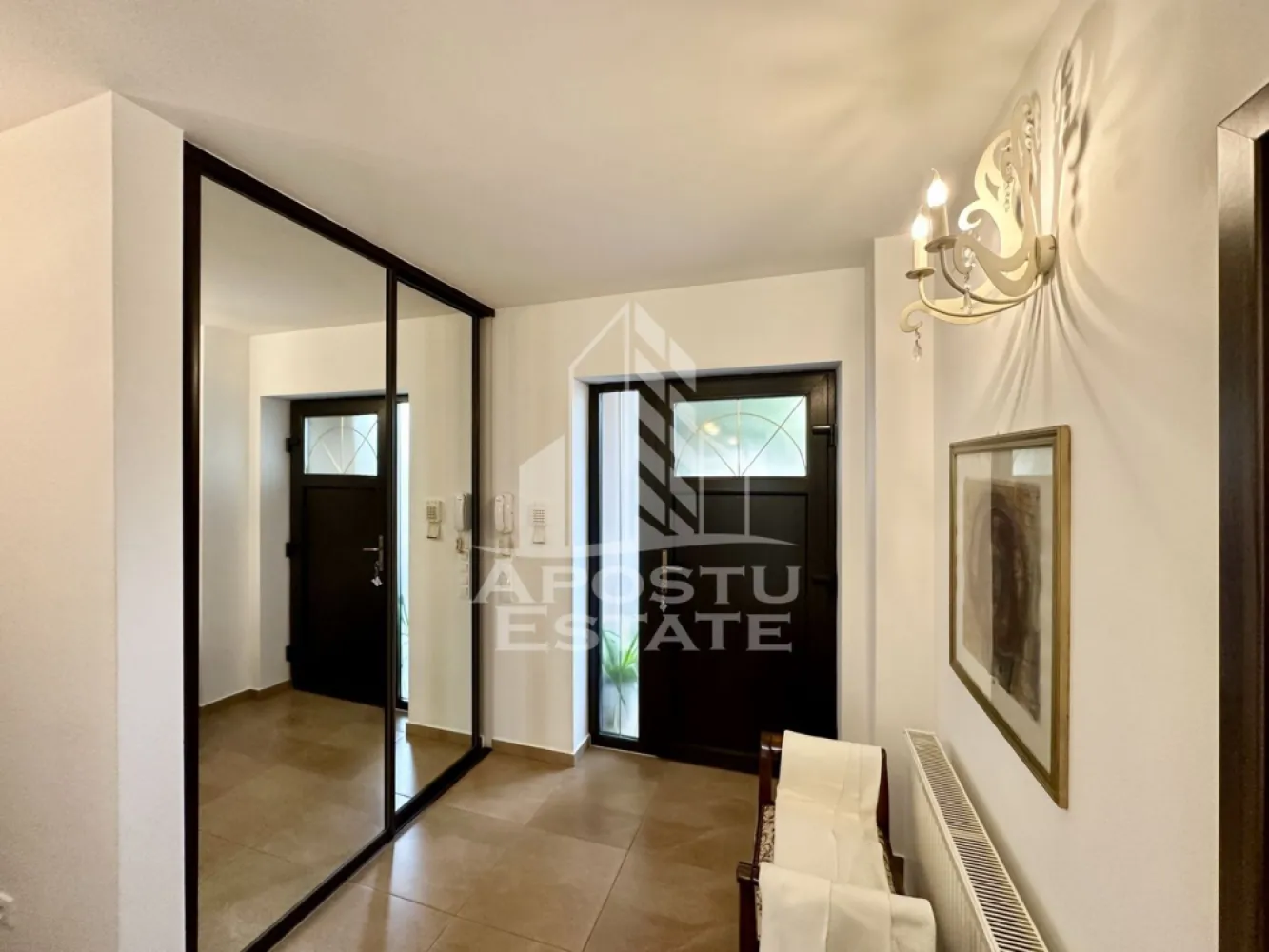 Casa impresionanta cu 5 camere si garaj, la intrare in Dumbravita