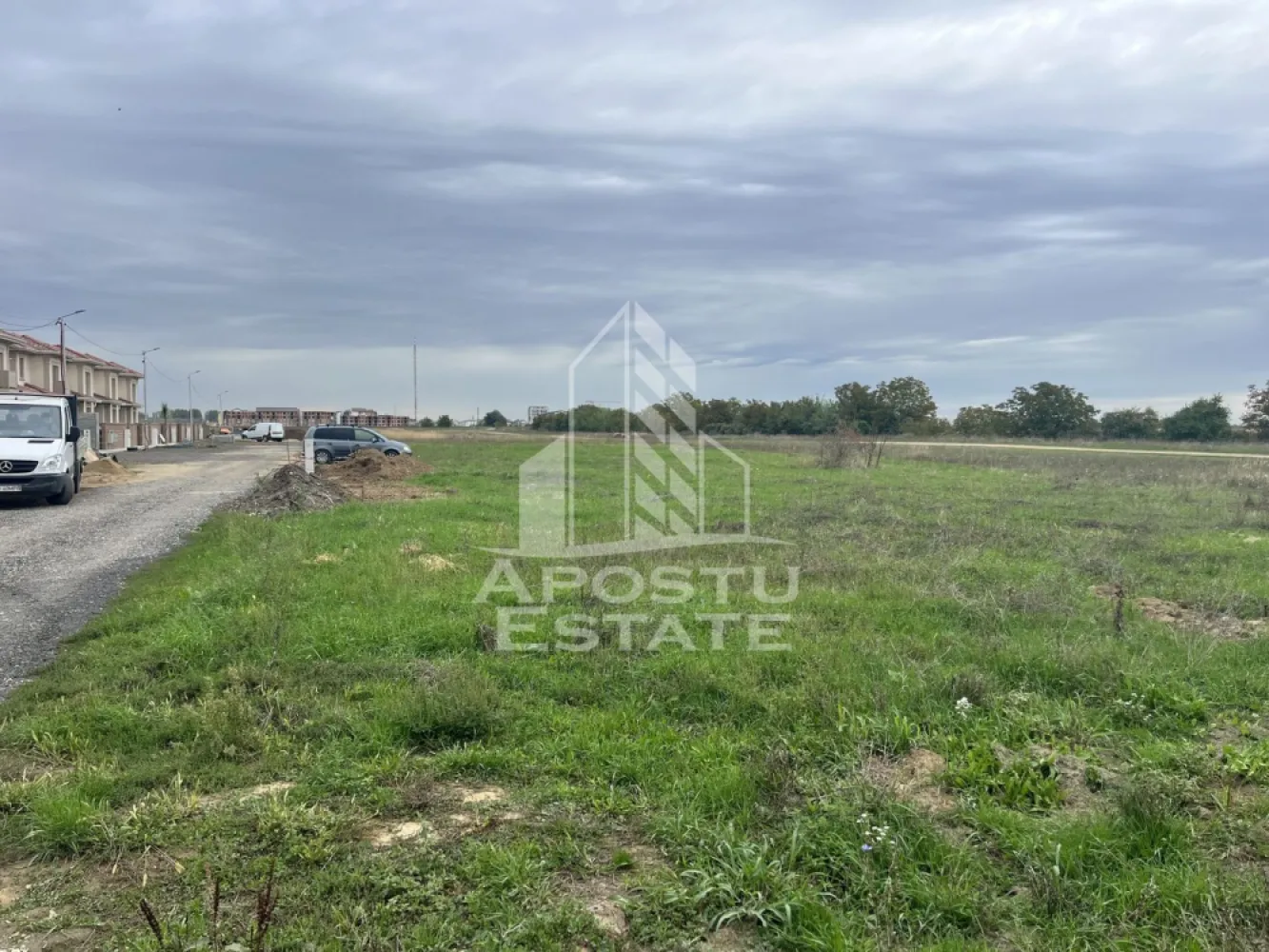 Teren 812 mp, de vanzare, PUZ aprobat P+2, Giroc - APOSTU ESTATE va ofera spre vanzare parcela de teren pentru bloc la Giroc, in zona strazii Apicultorilor.

Suprafata terenului este de 812 mp si beneficiaza de un front stradal de 28 ml. Conform PUZ se poate construi P+2.
In imediata vecinatate a terenului se gaseste un bloc construit.
Distanta de asfalt este de 40-50 ml. In fata terenului se gasesc urmatoarele utilitati: apa, gaz, curent.
Canalizarea este la aproximativ 40-50ml.
Pretul este 130000 euro.
Va asteptam la o vizionare. 

 CP2184724