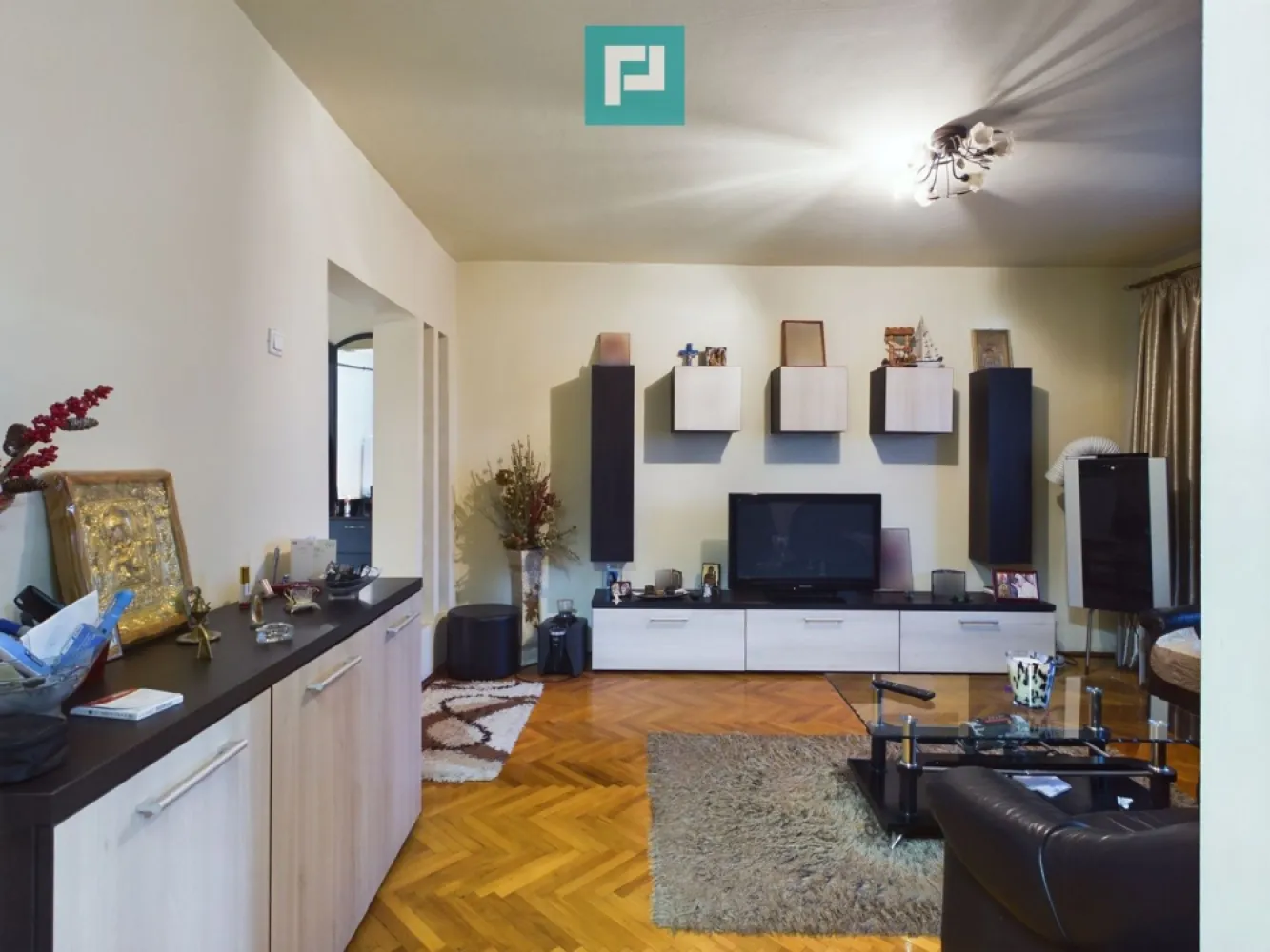 Apartament panoramic cu 4 camere zona 300 - Propertylab vă propune spre vânzare un apartament spațios, situat într-o zonă deosebit de atractivă în Micălaca zona 300, la etajul 6 al unui imobil bine întreținut. Locuința beneficiază de o suprafață utilă generoasă de 83 mp, fiind ideală pentru o familie sau pentru cei care doresc un spațiu confortabil și bine compartimentat.

Caracteristici principale
Număr camere: 4
Suprafață utilă: 83 mp
Etaj: 6
Priveliste: Panoramă spectaculoasă asupra orașului, oferind o atmosferă liniștită și relaxantă.
Compartimentare: Funcțională și eficientă, potrivită pentru o viață cotidiană confortabilă.
Dotări și finisaje
Stil finisaje: Clasic, cu elemente bine păstrate și întreținute.
Încălzire: Apartamentul este dotat cu centrală termică proprie, asigurând confort termic și costuri reduse la întreținere.
Utilare: Apartamentul este complet utilat și dotat, oferind toate condițiile pentru a vă muta imediat.
Avantaje și beneficii
Localizare excelentă: Zona 300 este recunoscută pentru accesul facil la transport public, școli, magazine și alte facilități urbane.
Priveliste panoramică: Perfectă pentru a vă bucura de răsărituri și apusuri spectaculoase chiar din confortul propriului apartament.
Confort sporit: Suprafața generoasă și compartimentarea funcțională permit organizarea unui spațiu personalizat.
Recomandare
Acest apartament reprezintă o oportunitate rară pe piață, fiind o combinație excelentă între confort, amplasament și preț. 

Suntem convinși că acest apartament vă poate deveni noul acasă!

Pentru mai multe detalii vă aștept la o vizionare!

Szekeres Carol-consultant imobiliar
Tel: 0729966649 carol.szekeres@propertylab.ro

CP2184711