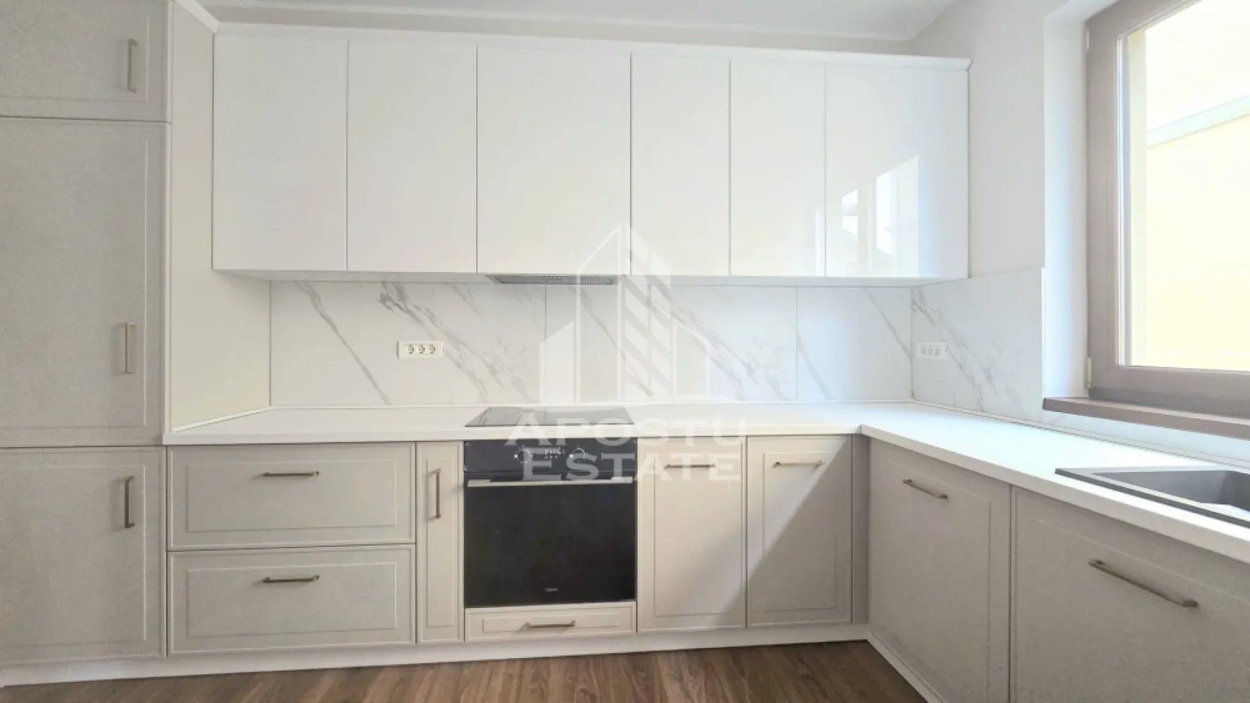 Duplex 5 camere, 3 locuri de parcare, Mosnita Noua - Apostu Estate va propune spre inchiriere o jumatate de duplex spatios si modern, cu o suprafata utila de 140 mp, situat intr-o zona linistita si accesibila. 
Ideal pentru o familie numeroasa sau pentru cei care doresc un spatiu generos.

Detalii proprietate:

Camere: 5 (4 dormitoare) nemobilate
Bai: 3, complet mobilate
Dressing: 1
Bucatarie si bai: Complet mobilate si utilate
Masina de spalat vase
Masina de spalat rufe
Combina frigorifica
Plita electrica
Cuptor electric
Hota
Confort termic: Incalzire in pardoseala si centrala termica
Locuri de parcare: 3
Curte libera: 200 mp, ideala pentru relaxare si activitati in aer liber
Conditii financiare:

Chirie: 750 €
Garantie: Echivalentul a doua chirii
Contract: Minim 1 an
Vecinatati: Profi, Lidl, Kaufland, scoala, dispensar, benzinarie ESO.

Aceasta proprietate este perfecta pentru cei care cauta un camin confortabil si bine echipat intr-o locatie convenabila.
Oferta ID CP2183414