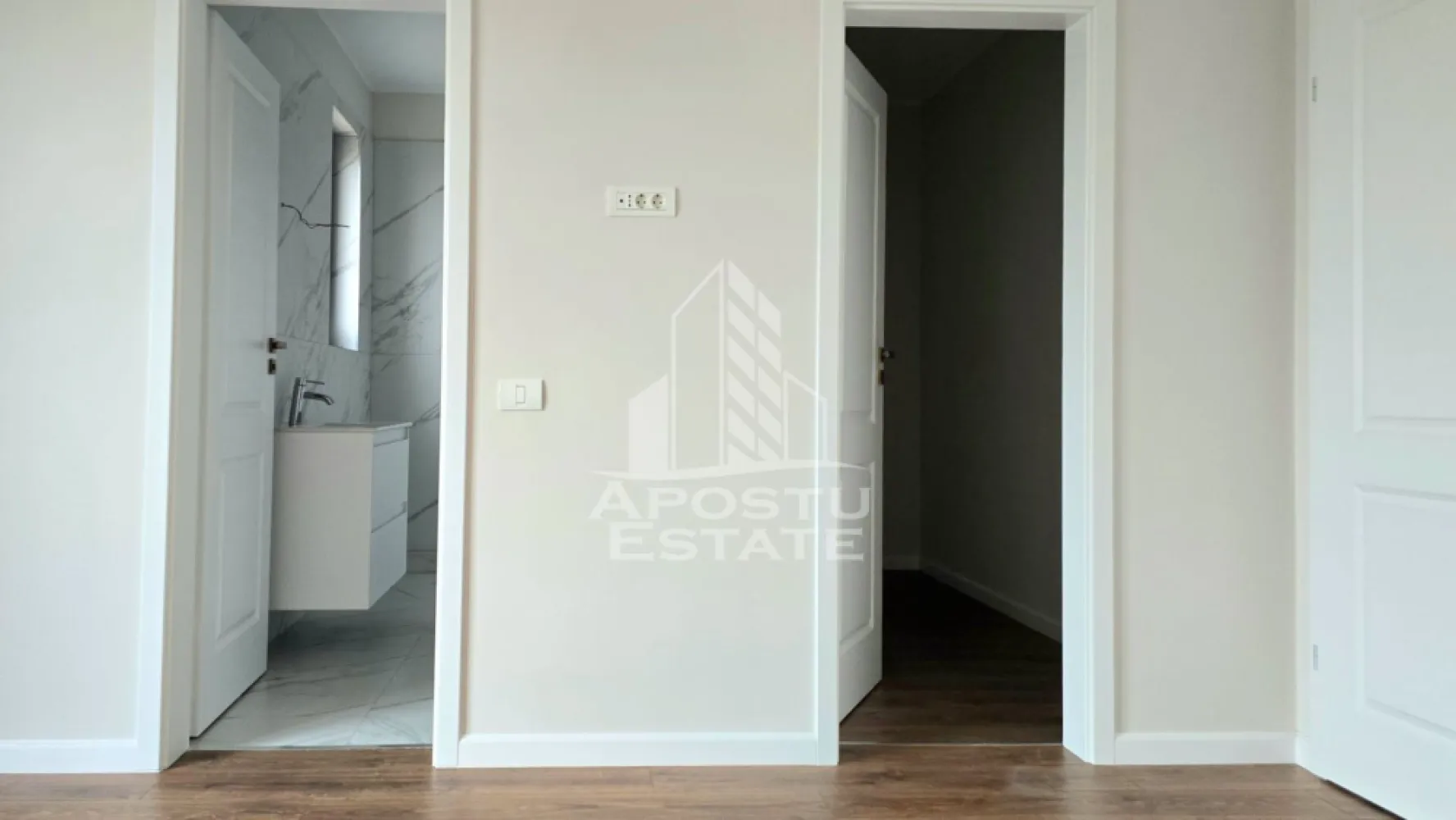 Duplex 5 camere, 3 locuri de parcare, Mosnita Noua