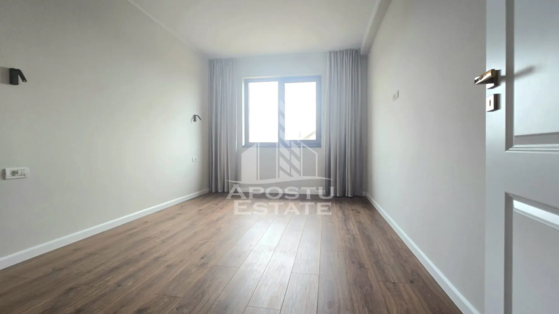 Duplex 5 camere, 3 locuri de parcare, Mosnita Noua