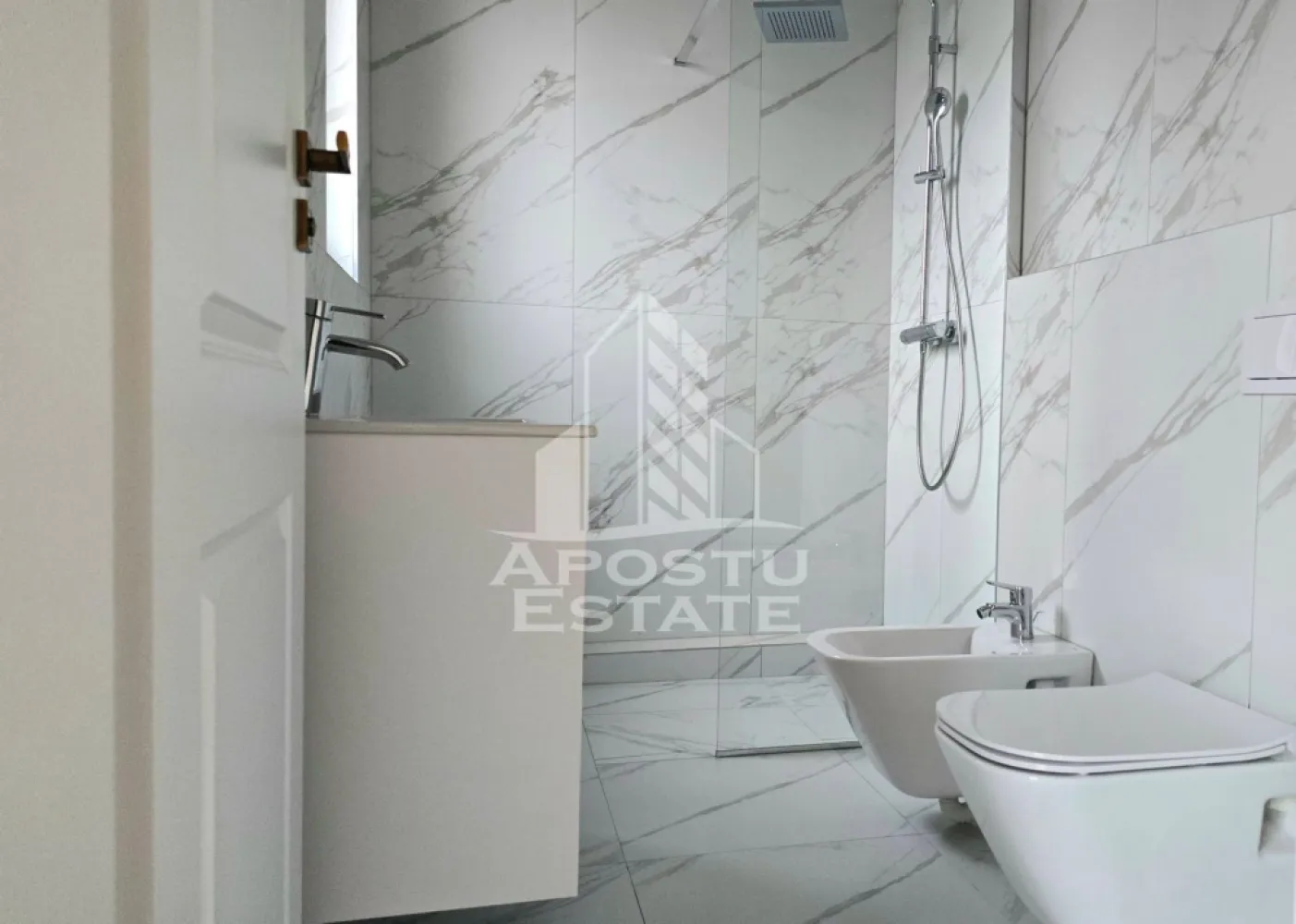 Duplex 5 camere, 3 locuri de parcare, Mosnita Noua