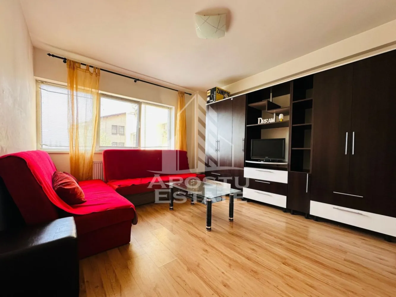 Apartament 1 camera zona Alfa - APOSTU ESTATE va propune spre inchiriere apartament cu 1 camera de inchiriat in zona Alfa, situat la etajul 2 din 5, intr-un bloc dotat cu lift. Locuinta beneficiaza de incalzire prin centrala blocului, oferind un confort termic optim.

Bucataria este moderna si complet utilata, incluzand aragaz, frigider si aparat de cafea. Baia este dotata cu cada si masina de spalat vase. Apartamentul dispune de aer conditionat si televizor, fiind ideal pentru un stil de viata confortabil.

Perioada minima de inchiriere este de 1 an.
Se accepta fumatori, insa nu sunt permise animalele de companie.

Pentru mai multe detalii sau pentru programarea unei vizionari, echipa Apostu Estate va sta cu profesionalism si promptitudine la dispozitie dumneavoastra.
CP3036082