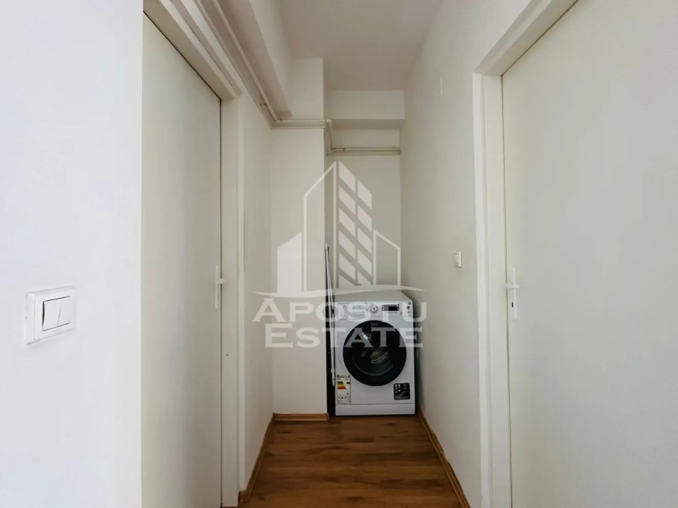 Apartament 1 camera zona Alfa - APOSTU ESTATE va propune spre inchiriere apartament cu 1 camera de inchiriat in zona Alfa, situat la etajul 2 din 5, intr-un bloc dotat cu lift. Locuinta beneficiaza de incalzire prin centrala blocului, oferind un confort termic optim.

Bucataria este moderna si complet utilata, incluzand aragaz, frigider si aparat de cafea. Baia este dotata cu cada si masina de spalat vase. Apartamentul dispune de aer conditionat si televizor, fiind ideal pentru un stil de viata confortabil.

Perioada minima de inchiriere este de 1 an.
Se accepta fumatori, insa nu sunt permise animalele de companie.

Pentru mai multe detalii sau pentru programarea unei vizionari, echipa Apostu Estate va sta cu profesionalism si promptitudine la dispozitie dumneavoastra.
CP3036082