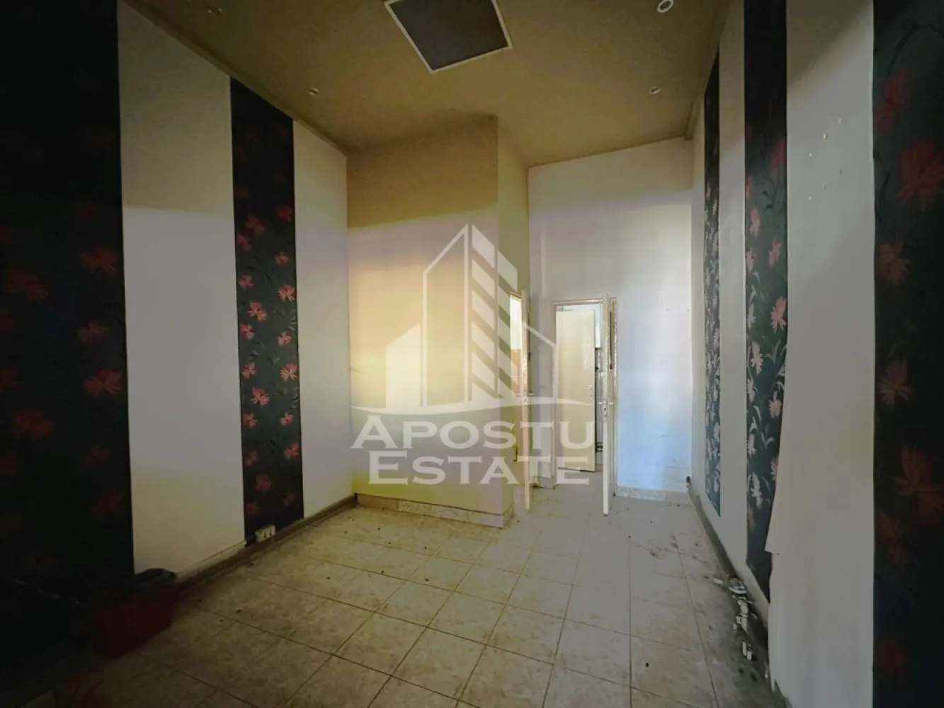 Spatiu comercial zona Micalaca - Apostu Estate va propune spre inchiriere un spatiu comercial situat in cartierul Micalaca, una dintre cele mai populate si dinamice zone ale orasului. Imobilul este amplasat la parter si dispune de o suprafata utila de 65 mp, fiind potrivit pentru diverse activitati comerciale, birouri, servicii, showroom sau salon.

Spatiul beneficiaza de o compartimentare practica, acces facil si vizibilitate buna. Printre dotarile existente se numara:

Centrala termica proprie
Sistem de incalzire cu calorifere
Aer conditionat
Utilitati complete

Pentru mai multe detalii sau pentru programarea unei vizionari, echipa Apostu Estate va sta cu profesionalism si promptitudine la dispozitie dumneavoastra.
CP3124906
