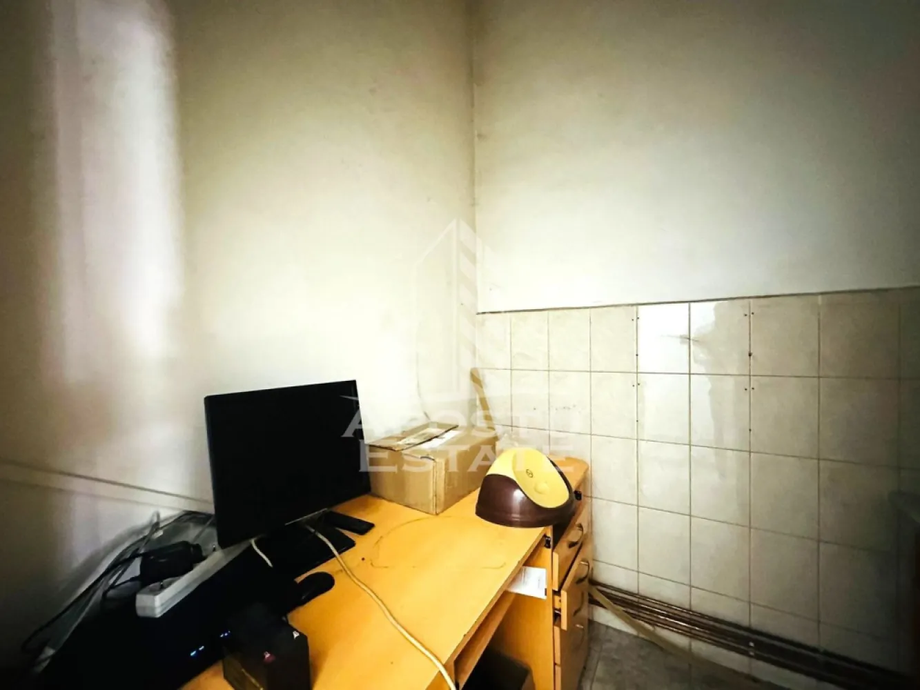 Spatiu comercial zona Micalaca - Apostu Estate va propune spre inchiriere un spatiu comercial situat in cartierul Micalaca, una dintre cele mai populate si dinamice zone ale orasului. Imobilul este amplasat la parter si dispune de o suprafata utila de 65 mp, fiind potrivit pentru diverse activitati comerciale, birouri, servicii, showroom sau salon.

Spatiul beneficiaza de o compartimentare practica, acces facil si vizibilitate buna. Printre dotarile existente se numara:

Centrala termica proprie
Sistem de incalzire cu calorifere
Aer conditionat
Utilitati complete

Pentru mai multe detalii sau pentru programarea unei vizionari, echipa Apostu Estate va sta cu profesionalism si promptitudine la dispozitie dumneavoastra.
CP3124906