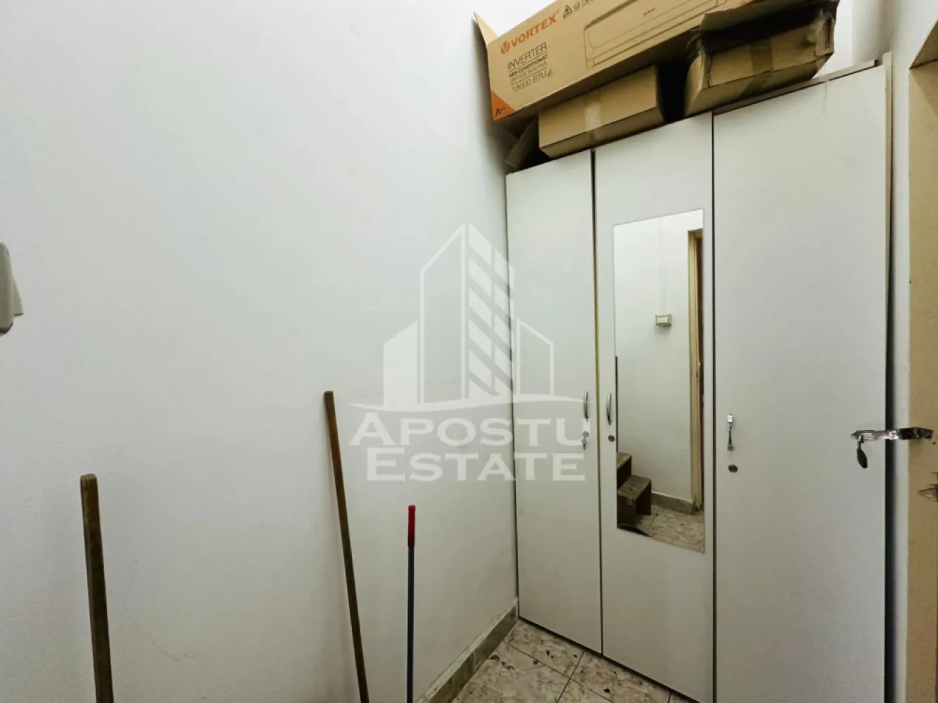Spatiu comercial zona Micalaca - Apostu Estate va propune spre inchiriere un spatiu comercial situat in cartierul Micalaca, una dintre cele mai populate si dinamice zone ale orasului. Imobilul este amplasat la parter si dispune de o suprafata utila de 65 mp, fiind potrivit pentru diverse activitati comerciale, birouri, servicii, showroom sau salon.

Spatiul beneficiaza de o compartimentare practica, acces facil si vizibilitate buna. Printre dotarile existente se numara:

Centrala termica proprie
Sistem de incalzire cu calorifere
Aer conditionat
Utilitati complete

Pentru mai multe detalii sau pentru programarea unei vizionari, echipa Apostu Estate va sta cu profesionalism si promptitudine la dispozitie dumneavoastra.
CP3124906