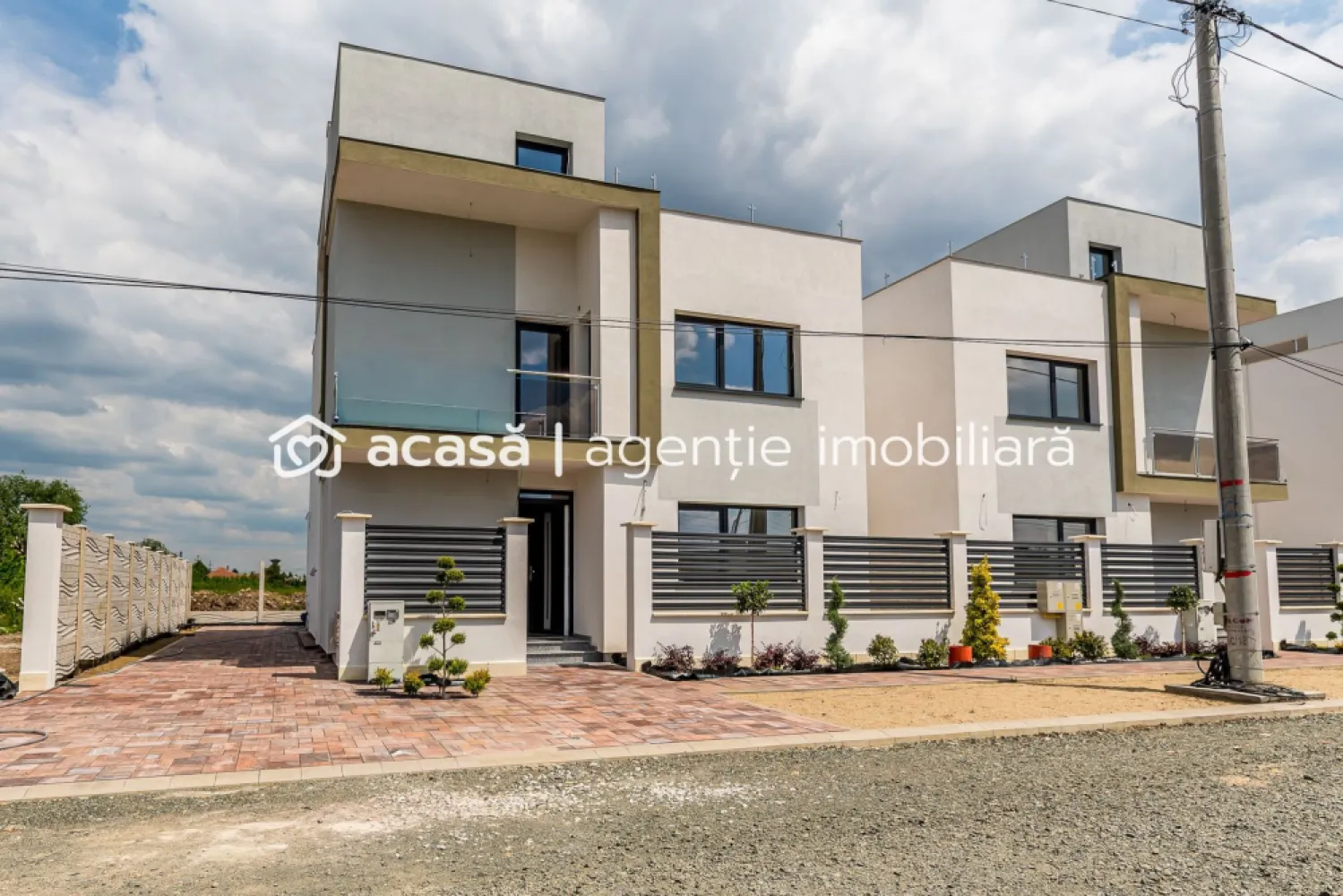 Vilă nouă cu terasă panoramică – design premium, 4 dormitoare, în Gai - Vă propunem spre achiziție o casă modernă, finalizată în 2025, ideală pentru o familie care își dorește confort, funcționalitate și un stil de viață contemporan. Amplasată în cartierul Gai, într-o zonă în plină dezvoltare, proprietatea se remarcă prin arhitectura sa modernă și prin facilitățile premium pe care le oferă.

Preț: 260.000 € (TVA inclus) | COMISION 0%
Contact: Sebastian Nica – 0722 252 639

Detalii proprietate:
Suprafață teren: 222 mp
Configurație: 5 camere
Dormitoare: 4
Băi: 3
An construcție: 2025 (casă nouă, neutilizată)
Terasa circulabilă tip rooftop – ideală pentru relaxare, hobby-uri sau amenajări outdoor moderne
Curte cu întreținere ușoară, perfectă pentru familii ocupate sau pentru amenajări personalizate

Dotări și beneficii:
Centrală proprie + încălzire în pardoseală pentru confort sporit
Compartimentare ergonomică, gândită pentru familii cu copii
Design modern, linii curate și finisaje contemporane
Zonă în expansiune, cu imobile noi în vecinătate – fără case vechi
Ideală atât pentru locuință personală, cât și pentru investiție pe termen lung
Acces rapid către principalele zone ale orașului

Pentru detalii și vizionare:
Sebastian Nica – 0722 252 639

Nu dispui de toată suma? Te ajutăm noi gratuit! Îți obținem oferte de la 16 bănci.

Ai o proprietate de vânzare în Arad și vrei să știi cât valorează cu adevărat?
Sună-mă pentru o evaluare gratuită, fără obligații.

Birou: ACASĂ | Agenție imobiliară Arad
Bulevardul Decebal 2, Arad 310133