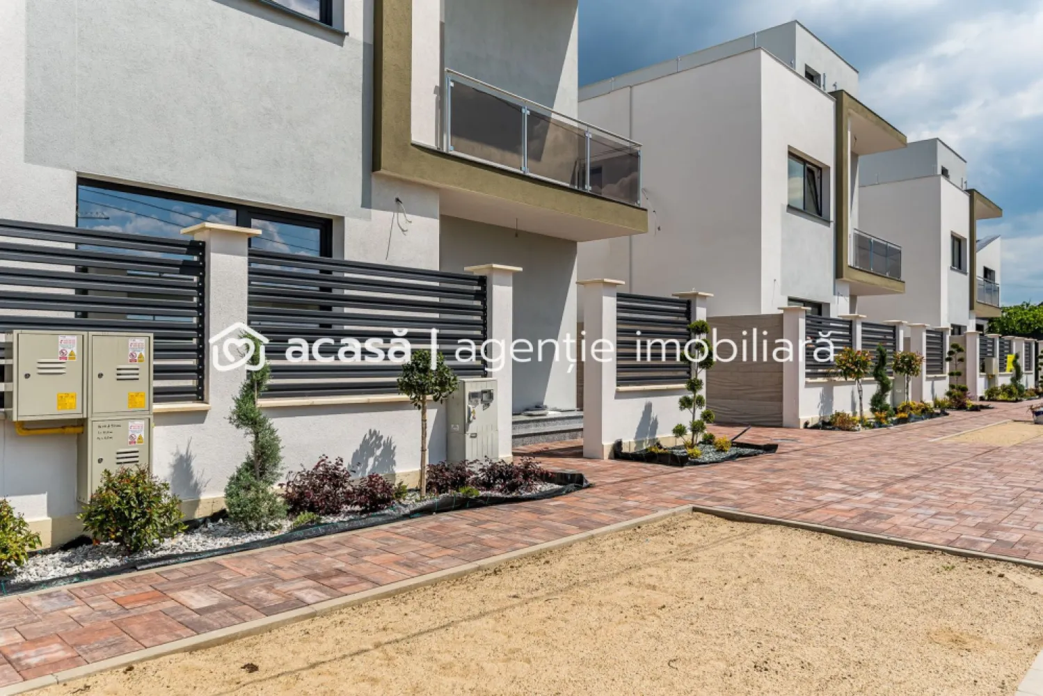 Vilă nouă cu terasă panoramică – design premium, 4 dormitoare, în Gai - Vă propunem spre achiziție o casă modernă, finalizată în 2025, ideală pentru o familie care își dorește confort, funcționalitate și un stil de viață contemporan. Amplasată în cartierul Gai, într-o zonă în plină dezvoltare, proprietatea se remarcă prin arhitectura sa modernă și prin facilitățile premium pe care le oferă.

Preț: 260.000 € (TVA inclus) | COMISION 0%
Contact: Sebastian Nica – 0722 252 639

Detalii proprietate:
Suprafață teren: 222 mp
Configurație: 5 camere
Dormitoare: 4
Băi: 3
An construcție: 2025 (casă nouă, neutilizată)
Terasa circulabilă tip rooftop – ideală pentru relaxare, hobby-uri sau amenajări outdoor moderne
Curte cu întreținere ușoară, perfectă pentru familii ocupate sau pentru amenajări personalizate

Dotări și beneficii:
Centrală proprie + încălzire în pardoseală pentru confort sporit
Compartimentare ergonomică, gândită pentru familii cu copii
Design modern, linii curate și finisaje contemporane
Zonă în expansiune, cu imobile noi în vecinătate – fără case vechi
Ideală atât pentru locuință personală, cât și pentru investiție pe termen lung
Acces rapid către principalele zone ale orașului

Pentru detalii și vizionare:
Sebastian Nica – 0722 252 639

Nu dispui de toată suma? Te ajutăm noi gratuit! Îți obținem oferte de la 16 bănci.

Ai o proprietate de vânzare în Arad și vrei să știi cât valorează cu adevărat?
Sună-mă pentru o evaluare gratuită, fără obligații.

Birou: ACASĂ | Agenție imobiliară Arad
Bulevardul Decebal 2, Arad 310133