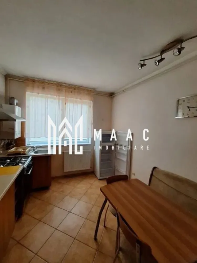Apartament 2 Camere I Decomandat I Zona Strand - Maac Imobiliare oferă spre închiriere un apartament de 2 camere, luminos, situat în Strand ideal pentru un cuplu sau o familie cu 2 copii. Apartamentul este compus dintr-un living spatos, bucatarie, 1 dormitor, baie, 1 balcoan inchis. Se predă mobilat și utilat. Disponibil imediat. Se închiriază pe minim 12 luni. Se percepe garanție in cuantumul unei chirii lunare. Nu se accepta animale de companie. Pentru mai multe detalii sau pentru a programa o vizionare, vă rugăm să specificați ID-ul prin telefon: CP2877447 }}
