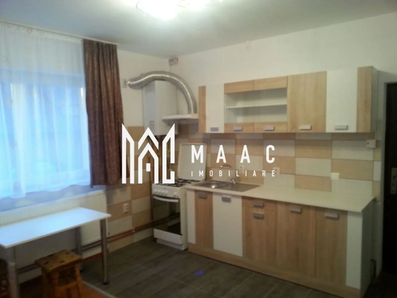 Apartament 2 camere | 40MPU | Parcare | Gușterița - MAAC Imobiliare vă propune spre închiriere un apartament de 2 camere la vilă, situat în zona Gușterița. Locuința are o compartimentare circulară și cuprinde: bucătărie, sufragerie, dormitor și baie. De asemenea, aferent există loc de parcare în curtea vilei. Apartamentul se predă complet mobilat și utilat. Se percepe o chirie în avans și o garanție în cuantumul unei chirii lunare. Pentru a se putea închiria cu animale de companie, cuantumul garanției se rediscută. Se închiriază pe o perioadă de minim 12 luni. Pentru mai multe detalii, mentionați ID: CP2877552 }}