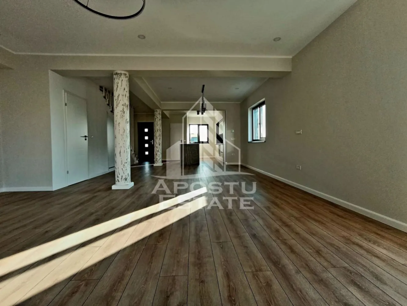 Duplex cu 4 camere, 140 m², in Mosnita Noua - APOSTU ESTATE vă propune spre închiriere o unitate de tip duplex, cu un design modern, amplasată în localitatea Moșnița Nouă.

Detalii oferte:
Chiria lunară este de 750 EUR, incluzând bucătăria și băile mobilate (garanția solicitată: echivalentul a două luni de chirie).
Pentru o chirie lunară de 850 EUR, proprietatea se închiriază complet mobilată (incluzând dormitoarele și zona de living), cu aceeași condiție de garanție.

Compartimentare:
Parter:

Living în concept open-space, integrat cu zona de bucătărie;
O baie.
Etaj:

Trei dormitoare;
Două băi;
Un dressing.
Facilități:

Sistem de încălzire prin pardoseală, alimentat de o centrală termică proprie pe gaz;
Curte privată, având o suprafață de aproximativ 100 m²;
Patru locuri de parcare dedicate;
Garanția standard este echivalentul a două luni de chirie, sau trei luni de chirie în cazul în care se acceptă animale de companie.
Servicii de curățenie pentru interiorul locuinței și pentru curte, prestate de două ori pe lună.
Vă invităm să descoperiți această proprietate. Pentru informații suplimentare sau pentru a programa o vizionare, vă rugăm să ne contactați telefonic sau prin mesaj.
Oferta ID CP1939636