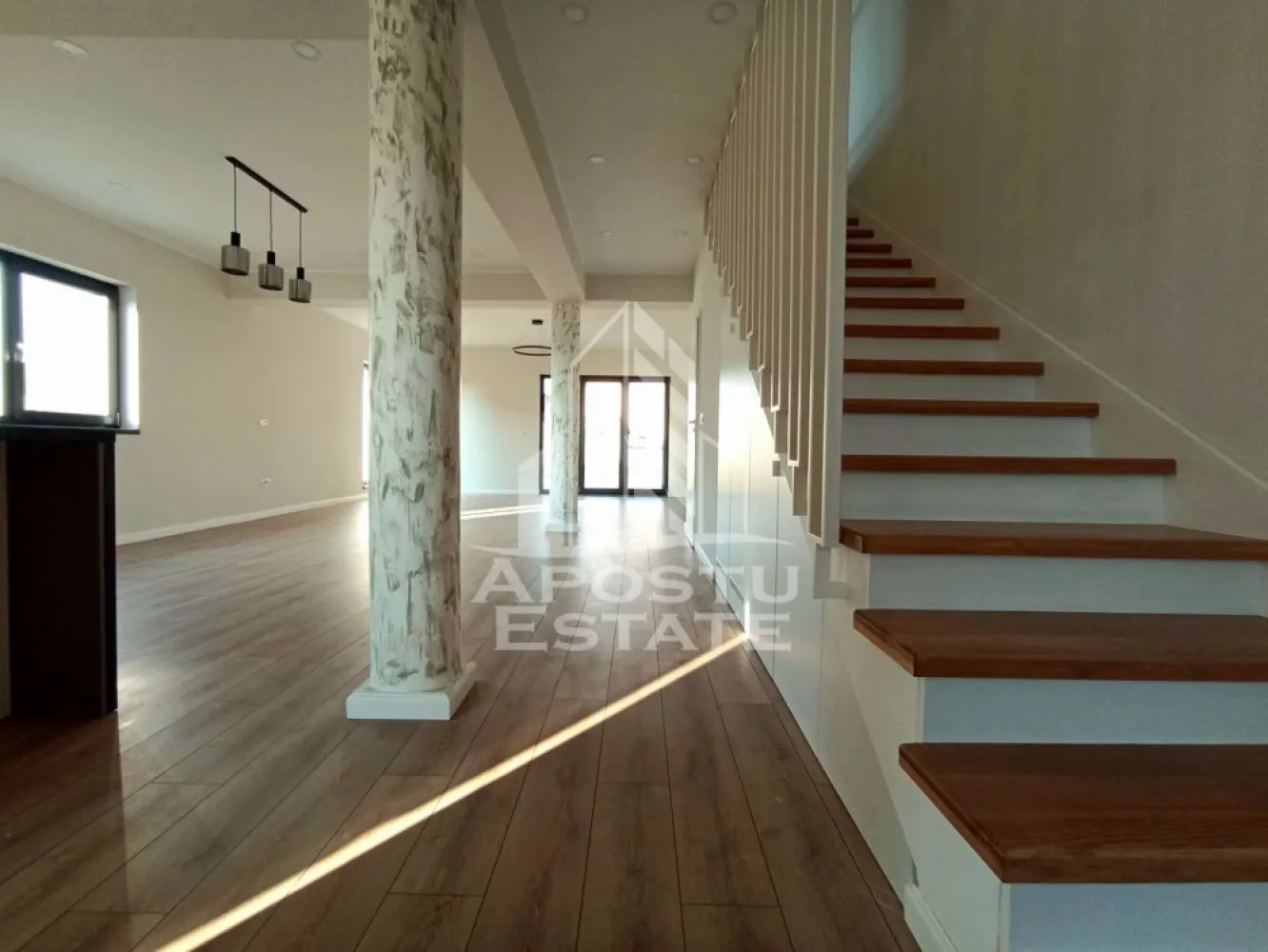 Duplex cu 4 camere, 140 m², in Mosnita Noua - APOSTU ESTATE vă propune spre închiriere o unitate de tip duplex, cu un design modern, amplasată în localitatea Moșnița Nouă.

Detalii oferte:
Chiria lunară este de 750 EUR, incluzând bucătăria și băile mobilate (garanția solicitată: echivalentul a două luni de chirie).
Pentru o chirie lunară de 850 EUR, proprietatea se închiriază complet mobilată (incluzând dormitoarele și zona de living), cu aceeași condiție de garanție.

Compartimentare:
Parter:

Living în concept open-space, integrat cu zona de bucătărie;
O baie.
Etaj:

Trei dormitoare;
Două băi;
Un dressing.
Facilități:

Sistem de încălzire prin pardoseală, alimentat de o centrală termică proprie pe gaz;
Curte privată, având o suprafață de aproximativ 100 m²;
Patru locuri de parcare dedicate;
Garanția standard este echivalentul a două luni de chirie, sau trei luni de chirie în cazul în care se acceptă animale de companie.
Servicii de curățenie pentru interiorul locuinței și pentru curte, prestate de două ori pe lună.
Vă invităm să descoperiți această proprietate. Pentru informații suplimentare sau pentru a programa o vizionare, vă rugăm să ne contactați telefonic sau prin mesaj.
Oferta ID CP1939636