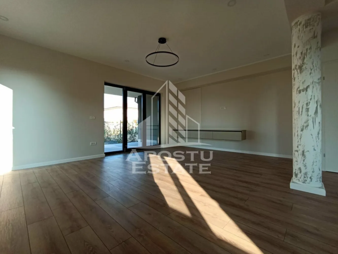 Duplex cu 4 camere, 140 m², in Mosnita Noua - APOSTU ESTATE vă propune spre închiriere o unitate de tip duplex, cu un design modern, amplasată în localitatea Moșnița Nouă.

Detalii oferte:
Chiria lunară este de 750 EUR, incluzând bucătăria și băile mobilate (garanția solicitată: echivalentul a două luni de chirie).
Pentru o chirie lunară de 850 EUR, proprietatea se închiriază complet mobilată (incluzând dormitoarele și zona de living), cu aceeași condiție de garanție.

Compartimentare:
Parter:

Living în concept open-space, integrat cu zona de bucătărie;
O baie.
Etaj:

Trei dormitoare;
Două băi;
Un dressing.
Facilități:

Sistem de încălzire prin pardoseală, alimentat de o centrală termică proprie pe gaz;
Curte privată, având o suprafață de aproximativ 100 m²;
Patru locuri de parcare dedicate;
Garanția standard este echivalentul a două luni de chirie, sau trei luni de chirie în cazul în care se acceptă animale de companie.
Servicii de curățenie pentru interiorul locuinței și pentru curte, prestate de două ori pe lună.
Vă invităm să descoperiți această proprietate. Pentru informații suplimentare sau pentru a programa o vizionare, vă rugăm să ne contactați telefonic sau prin mesaj.
Oferta ID CP1939636