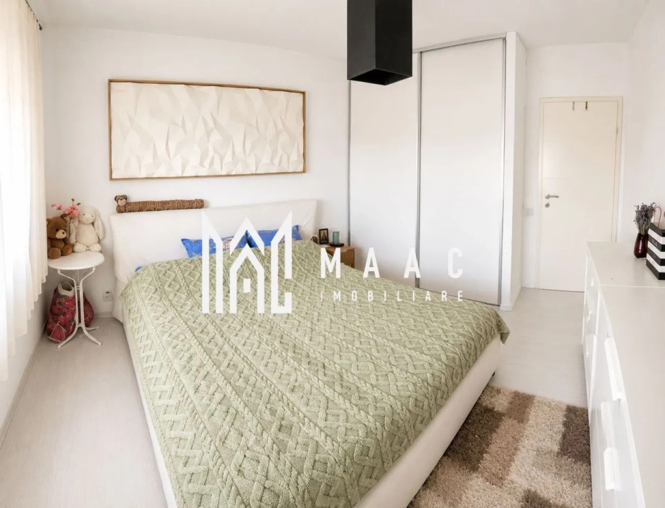 Apartament 3 camere | Balcon | Parcare | Zona Rahovei - MAAC Imobiliare vă oferă spre închiriere un apartament cu 3 camere, situat în zona Rahovei, una dintre cele mai apreciate zone rezidențiale ale orașului.

Locuința se închiriază complet mobilată și utilată, fiind pregătită pentru mutare imediată și oferind toate condițiile necesare pentru un trai confortabil.

Apartamentul beneficiază de loc de parcare privat, iar imobilul este prevăzut cu lift, asigurând un plus de confort și accesibilitate.

Zona Rahovei reprezintă alegerea ideală pentru persoanele care își doresc să aibă la îndemână toate facilitățile necesare vieții de zi cu zi: magazine, școli, grădinițe, mijloace de transport în comun și alte puncte de interes, toate aflate în proximitate.

Pentru mai multe informații sau pentru programarea unei vizionări, vă rugăm specificati ID: CP3124138