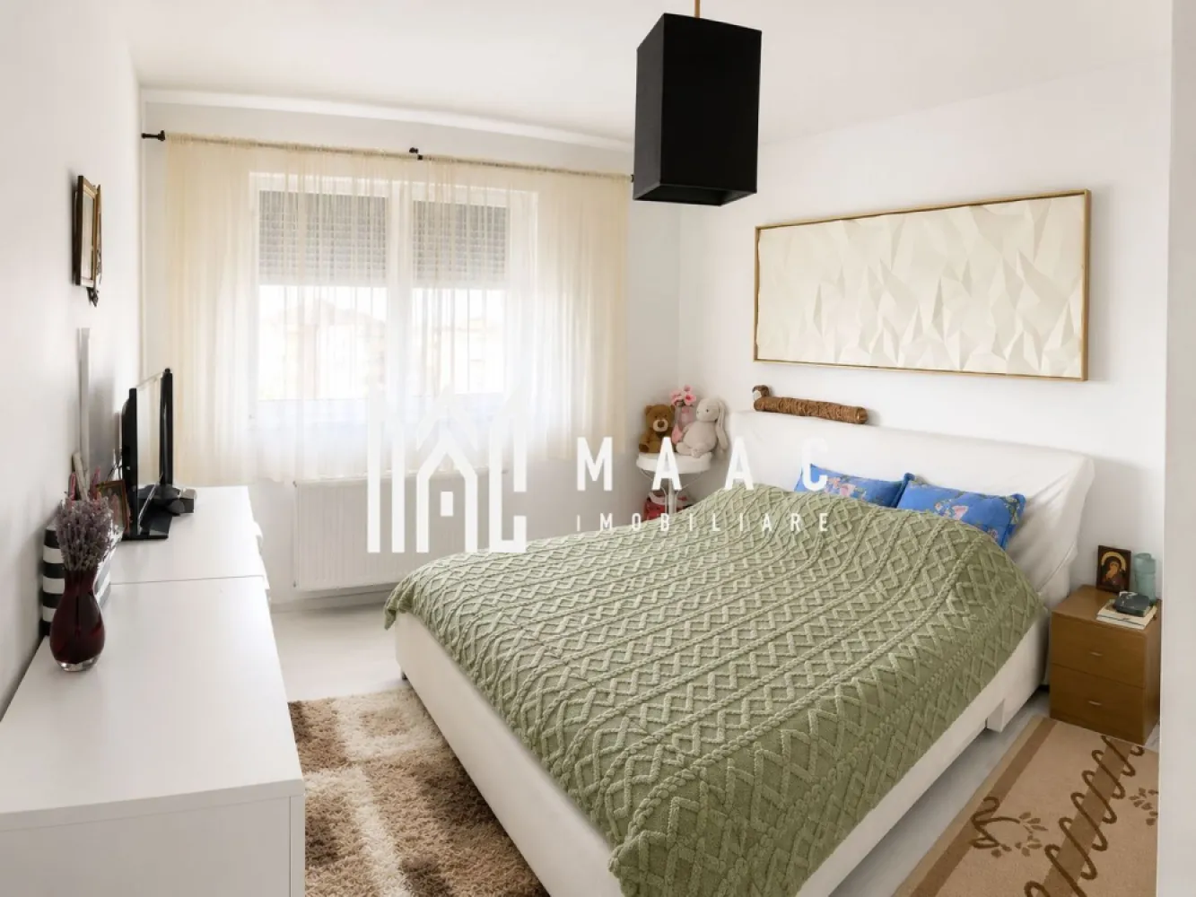 Apartament 3 camere | Balcon | Parcare | Zona Rahovei - MAAC Imobiliare vă oferă spre închiriere un apartament cu 3 camere, situat în zona Rahovei, una dintre cele mai apreciate zone rezidențiale ale orașului.

Locuința se închiriază complet mobilată și utilată, fiind pregătită pentru mutare imediată și oferind toate condițiile necesare pentru un trai confortabil.

Apartamentul beneficiază de loc de parcare privat, iar imobilul este prevăzut cu lift, asigurând un plus de confort și accesibilitate.

Zona Rahovei reprezintă alegerea ideală pentru persoanele care își doresc să aibă la îndemână toate facilitățile necesare vieții de zi cu zi: magazine, școli, grădinițe, mijloace de transport în comun și alte puncte de interes, toate aflate în proximitate.

Pentru mai multe informații sau pentru programarea unei vizionări, vă rugăm specificati ID: CP3124138