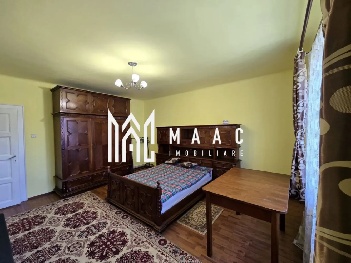 Apartament la Casă | 2 Camere | Etaj 1 | Calea Dumbravii - MAAC Imobiliare vă propune spre închiriere un apartament la casă, situat la etajul 1, în una dintre cele mai apreciate zone ale orașului – Calea Dumbrăvii, aproape de punctele de interes, mijloace de transport, magazine și zone de relaxare.

Locuința dispune de o suprafață utilă de 60 mp și este compartimentată practic, oferind confort și intimitate:
living spațios și luminos;
dormitor generos;
bucătărie separată;
baie cu cadă;
hol de acces;
compartimentare decomandată.

Apartamentul este amplasat într-o casă bine întreținută și reprezintă o alegere ideală pentru persoane singure, cupluri sau profesioniști care își doresc o locuință într-o zonă liniștită și bine conectată la facilitățile orașului.

Condiții de închiriere:
nu se acceptă animale de companie;
se percepe garanție în cuantumul unei chirii lunare;
contract de închiriere pe termen minim 12 luni.

Pentru mai multe informații sau pentru programarea unei vizionări, vă rugăm să ne contactați specificând ID: CP2675865 

MAAC Imobiliare, suntem alături de dumneavoastră pentru a găsi locuința potrivită!