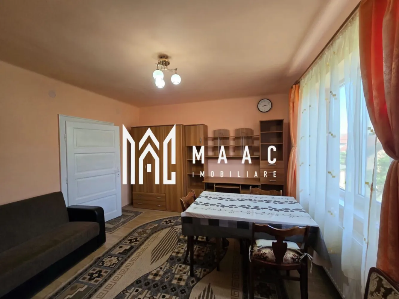 Apartament la Casă | 2 Camere | Etaj 1 | Calea Dumbravii - MAAC Imobiliare vă propune spre închiriere un apartament la casă, situat la etajul 1, în una dintre cele mai apreciate zone ale orașului – Calea Dumbrăvii, aproape de punctele de interes, mijloace de transport, magazine și zone de relaxare.

Locuința dispune de o suprafață utilă de 60 mp și este compartimentată practic, oferind confort și intimitate:
living spațios și luminos;
dormitor generos;
bucătărie separată;
baie cu cadă;
hol de acces;
compartimentare decomandată.

Apartamentul este amplasat într-o casă bine întreținută și reprezintă o alegere ideală pentru persoane singure, cupluri sau profesioniști care își doresc o locuință într-o zonă liniștită și bine conectată la facilitățile orașului.

Condiții de închiriere:
nu se acceptă animale de companie;
se percepe garanție în cuantumul unei chirii lunare;
contract de închiriere pe termen minim 12 luni.

Pentru mai multe informații sau pentru programarea unei vizionări, vă rugăm să ne contactați specificând ID: CP2675865 

MAAC Imobiliare, suntem alături de dumneavoastră pentru a găsi locuința potrivită!