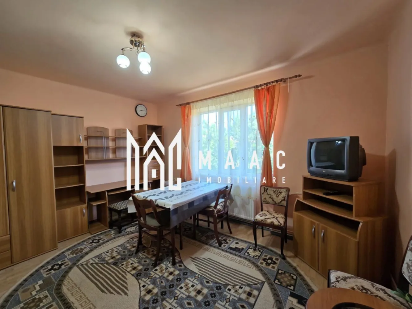 Apartament la Casă | 2 Camere | Etaj 1 | Calea Dumbravii - MAAC Imobiliare vă propune spre închiriere un apartament la casă, situat la etajul 1, în una dintre cele mai apreciate zone ale orașului – Calea Dumbrăvii, aproape de punctele de interes, mijloace de transport, magazine și zone de relaxare.

Locuința dispune de o suprafață utilă de 60 mp și este compartimentată practic, oferind confort și intimitate:
living spațios și luminos;
dormitor generos;
bucătărie separată;
baie cu cadă;
hol de acces;
compartimentare decomandată.

Apartamentul este amplasat într-o casă bine întreținută și reprezintă o alegere ideală pentru persoane singure, cupluri sau profesioniști care își doresc o locuință într-o zonă liniștită și bine conectată la facilitățile orașului.

Condiții de închiriere:
nu se acceptă animale de companie;
se percepe garanție în cuantumul unei chirii lunare;
contract de închiriere pe termen minim 12 luni.

Pentru mai multe informații sau pentru programarea unei vizionări, vă rugăm să ne contactați specificând ID: CP2675865 

MAAC Imobiliare, suntem alături de dumneavoastră pentru a găsi locuința potrivită!