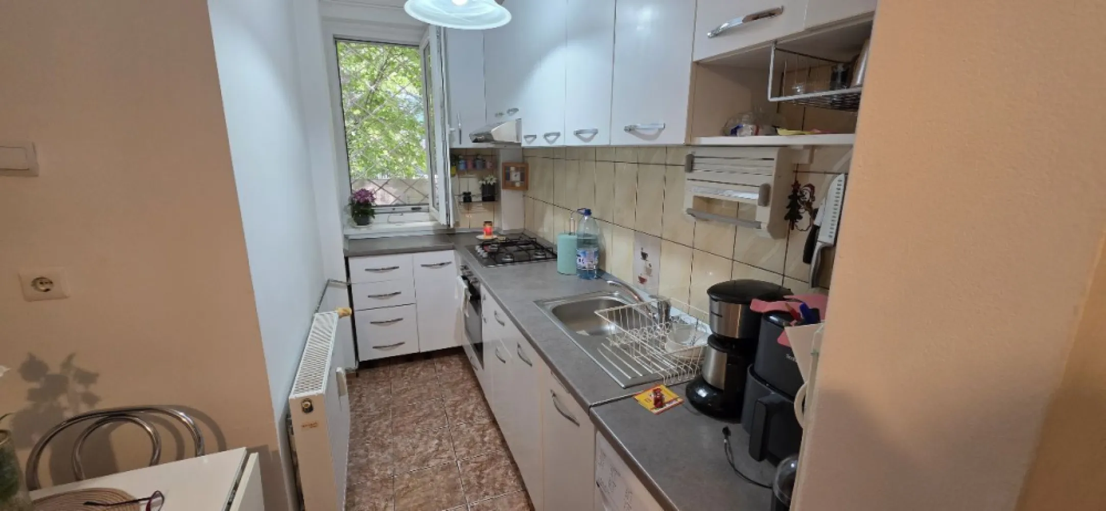 Garsonieră decomandată de vânzare Dristor mobilată și utilata - K Imobiliare vă propune spre vânzare o garsonieră decomandată, situată în zona Dristor, într-un bloc reabilitat termic, la parter, ideală atât pentru locuit, cât și pentru investiție.

Cu o suprafață de 33 mp, locuința este amenajată modern și se vinde complet mobilată și utilată, oferind confort și funcționalitate încă din prima zi.

Garsoniera dispune de o cameră spațioasă și luminoasă, mobilată modern, cu dressing generos pe toată înălțimea peretelui, bucătărie separată complet echipată cu mobilier realizat la comandă și electrocasnice încorporate, baie și hol cu spații eficiente de depozitare.

Avantaje
✔ Compartimentare decomandată
✔ Suprafață utilă 33 mp
✔ Parter
✔ Bloc reabilitat termic
✔ Mobilată și utilată complet
✔ Bucătărie modernă și complet echipată
✔ Dressing încăpător
✔ Finisaje îngrijite și stare foarte bună
✔ Ideală pentru locuire imediată sau închiriere

Poziționarea excelentă oferă acces rapid către metrou Dristor, mijloace de transport în comun, magazine, supermarketuri, școli, grădinițe și centre comerciale.
