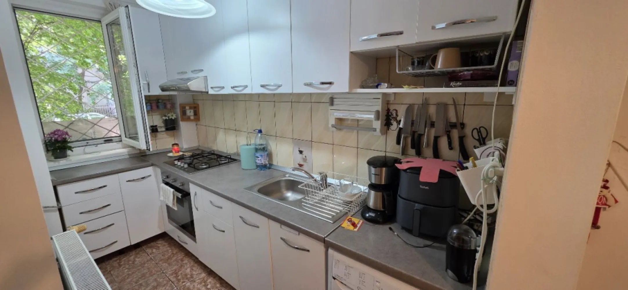 Garsonieră decomandată de vânzare Dristor mobilată și utilata - K Imobiliare vă propune spre vânzare o garsonieră decomandată, situată în zona Dristor, într-un bloc reabilitat termic, la parter, ideală atât pentru locuit, cât și pentru investiție.

Cu o suprafață de 33 mp, locuința este amenajată modern și se vinde complet mobilată și utilată, oferind confort și funcționalitate încă din prima zi.

Garsoniera dispune de o cameră spațioasă și luminoasă, mobilată modern, cu dressing generos pe toată înălțimea peretelui, bucătărie separată complet echipată cu mobilier realizat la comandă și electrocasnice încorporate, baie și hol cu spații eficiente de depozitare.

Avantaje
✔ Compartimentare decomandată
✔ Suprafață utilă 33 mp
✔ Parter
✔ Bloc reabilitat termic
✔ Mobilată și utilată complet
✔ Bucătărie modernă și complet echipată
✔ Dressing încăpător
✔ Finisaje îngrijite și stare foarte bună
✔ Ideală pentru locuire imediată sau închiriere

Poziționarea excelentă oferă acces rapid către metrou Dristor, mijloace de transport în comun, magazine, supermarketuri, școli, grădinițe și centre comerciale.