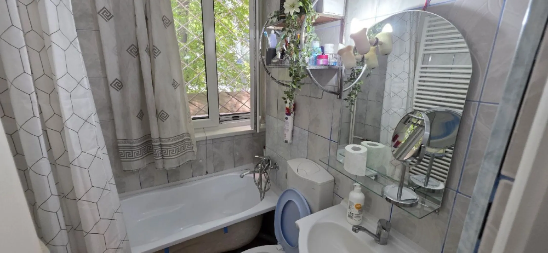 Garsonieră decomandată de vânzare Dristor mobilată și utilata - K Imobiliare vă propune spre vânzare o garsonieră decomandată, situată în zona Dristor, într-un bloc reabilitat termic, la parter, ideală atât pentru locuit, cât și pentru investiție.

Cu o suprafață de 33 mp, locuința este amenajată modern și se vinde complet mobilată și utilată, oferind confort și funcționalitate încă din prima zi.

Garsoniera dispune de o cameră spațioasă și luminoasă, mobilată modern, cu dressing generos pe toată înălțimea peretelui, bucătărie separată complet echipată cu mobilier realizat la comandă și electrocasnice încorporate, baie și hol cu spații eficiente de depozitare.

Avantaje
✔ Compartimentare decomandată
✔ Suprafață utilă 33 mp
✔ Parter
✔ Bloc reabilitat termic
✔ Mobilată și utilată complet
✔ Bucătărie modernă și complet echipată
✔ Dressing încăpător
✔ Finisaje îngrijite și stare foarte bună
✔ Ideală pentru locuire imediată sau închiriere

Poziționarea excelentă oferă acces rapid către metrou Dristor, mijloace de transport în comun, magazine, supermarketuri, școli, grădinițe și centre comerciale.