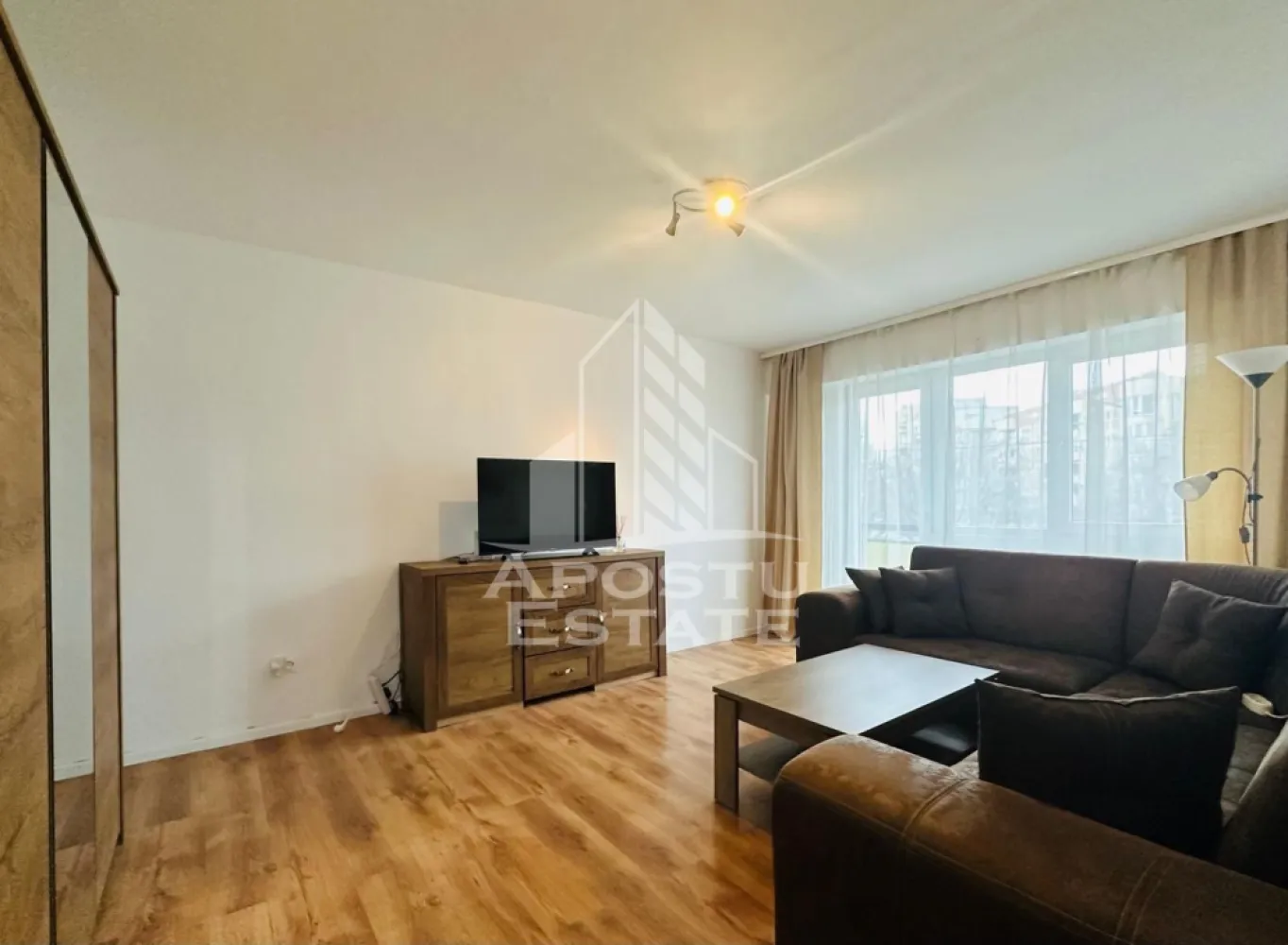 Apartament cu 3 camere modern - APOSTU ESTATE va propune spre inchiriere un apartament primitor de 3 camere, cu o suprafata utila generoasa de 87 mp, situat la etajul 1 din 10, intr-un imobil bine intretinut. Apartamentul este semidecomandat, oferind un echilibru ideal intre spatiu, confort si functionalitate.

Locuinta dispune de o baie moderna, prevazuta cu geam pentru aerisire naturala si cabina de dus eleganta, precum si de o bucatarie complet renovata in 2025, amenajata intr-un stil modern. Bucataria este complet utilata cu electrocasnice moderne: cuptor cu microunde, aragaz, hota, frigider si masina de spalat rufe, fiind pregatita sa raspunda tuturor nevoilor zilnice.

Apartamentul beneficiaza de incalzire centrala proprie cu calorifere, asigurand confort termic pe tot parcursul anului.
Datorita compartimentarii practice si suprafetei generoase, locuinta este ideala pentru o familie, un cuplu sau studenti care isi doresc un spatiu confortabil si bine pozitionat. 

Apartamentul se afla in zona garii, in apropiere se gasesc supermarketuri, farmacii, centru comercial.
Se accepta fumatori si animale de companie de talie mica.
Perioada minima de inchiriere 1 an.

Pentru mai multe detalii sau pentru programarea unei vizionari, echipa Apostu Estate va sta cu profesionalism si promptitudine la dispozitie dumneavoastra.
CP2914727