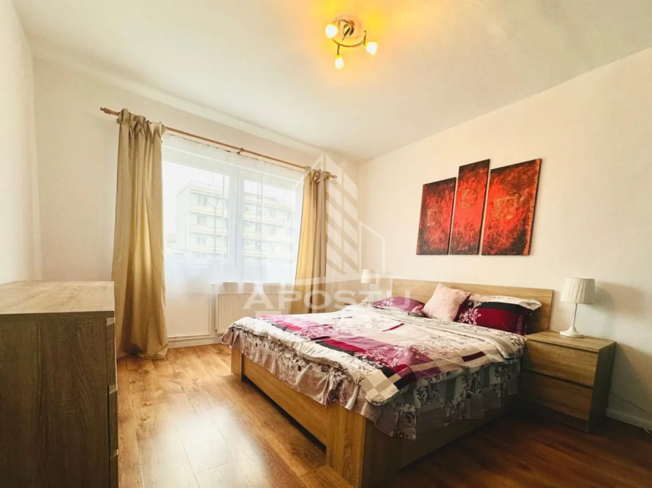 Apartament cu 3 camere modern - APOSTU ESTATE va propune spre inchiriere un apartament primitor de 3 camere, cu o suprafata utila generoasa de 87 mp, situat la etajul 1 din 10, intr-un imobil bine intretinut. Apartamentul este semidecomandat, oferind un echilibru ideal intre spatiu, confort si functionalitate.

Locuinta dispune de o baie moderna, prevazuta cu geam pentru aerisire naturala si cabina de dus eleganta, precum si de o bucatarie complet renovata in 2025, amenajata intr-un stil modern. Bucataria este complet utilata cu electrocasnice moderne: cuptor cu microunde, aragaz, hota, frigider si masina de spalat rufe, fiind pregatita sa raspunda tuturor nevoilor zilnice.

Apartamentul beneficiaza de incalzire centrala proprie cu calorifere, asigurand confort termic pe tot parcursul anului.
Datorita compartimentarii practice si suprafetei generoase, locuinta este ideala pentru o familie, un cuplu sau studenti care isi doresc un spatiu confortabil si bine pozitionat. 

Apartamentul se afla in zona garii, in apropiere se gasesc supermarketuri, farmacii, centru comercial.
Se accepta fumatori si animale de companie de talie mica.
Perioada minima de inchiriere 1 an.

Pentru mai multe detalii sau pentru programarea unei vizionari, echipa Apostu Estate va sta cu profesionalism si promptitudine la dispozitie dumneavoastra.
CP2914727