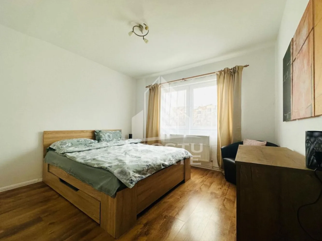 Apartament cu 3 camere modern - APOSTU ESTATE va propune spre inchiriere un apartament primitor de 3 camere, cu o suprafata utila generoasa de 87 mp, situat la etajul 1 din 10, intr-un imobil bine intretinut. Apartamentul este semidecomandat, oferind un echilibru ideal intre spatiu, confort si functionalitate.

Locuinta dispune de o baie moderna, prevazuta cu geam pentru aerisire naturala si cabina de dus eleganta, precum si de o bucatarie complet renovata in 2025, amenajata intr-un stil modern. Bucataria este complet utilata cu electrocasnice moderne: cuptor cu microunde, aragaz, hota, frigider si masina de spalat rufe, fiind pregatita sa raspunda tuturor nevoilor zilnice.

Apartamentul beneficiaza de incalzire centrala proprie cu calorifere, asigurand confort termic pe tot parcursul anului.
Datorita compartimentarii practice si suprafetei generoase, locuinta este ideala pentru o familie, un cuplu sau studenti care isi doresc un spatiu confortabil si bine pozitionat. 

Apartamentul se afla in zona garii, in apropiere se gasesc supermarketuri, farmacii, centru comercial.
Se accepta fumatori si animale de companie de talie mica.
Perioada minima de inchiriere 1 an.

Pentru mai multe detalii sau pentru programarea unei vizionari, echipa Apostu Estate va sta cu profesionalism si promptitudine la dispozitie dumneavoastra.
CP2914727