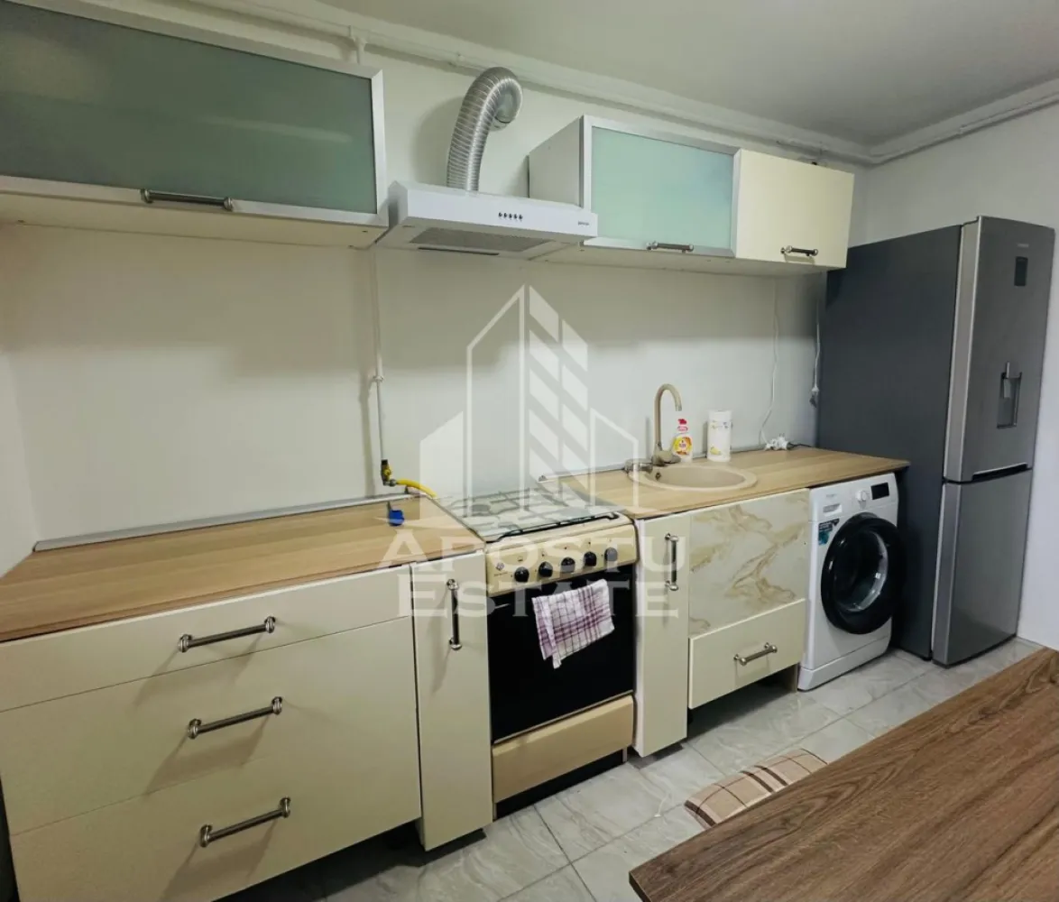 Apartament cu 3 camere modern - APOSTU ESTATE va propune spre inchiriere un apartament primitor de 3 camere, cu o suprafata utila generoasa de 87 mp, situat la etajul 1 din 10, intr-un imobil bine intretinut. Apartamentul este semidecomandat, oferind un echilibru ideal intre spatiu, confort si functionalitate.

Locuinta dispune de o baie moderna, prevazuta cu geam pentru aerisire naturala si cabina de dus eleganta, precum si de o bucatarie complet renovata in 2025, amenajata intr-un stil modern. Bucataria este complet utilata cu electrocasnice moderne: cuptor cu microunde, aragaz, hota, frigider si masina de spalat rufe, fiind pregatita sa raspunda tuturor nevoilor zilnice.

Apartamentul beneficiaza de incalzire centrala proprie cu calorifere, asigurand confort termic pe tot parcursul anului.
Datorita compartimentarii practice si suprafetei generoase, locuinta este ideala pentru o familie, un cuplu sau studenti care isi doresc un spatiu confortabil si bine pozitionat. 

Apartamentul se afla in zona garii, in apropiere se gasesc supermarketuri, farmacii, centru comercial.
Se accepta fumatori si animale de companie de talie mica.
Perioada minima de inchiriere 1 an.

Pentru mai multe detalii sau pentru programarea unei vizionari, echipa Apostu Estate va sta cu profesionalism si promptitudine la dispozitie dumneavoastra.
CP2914727