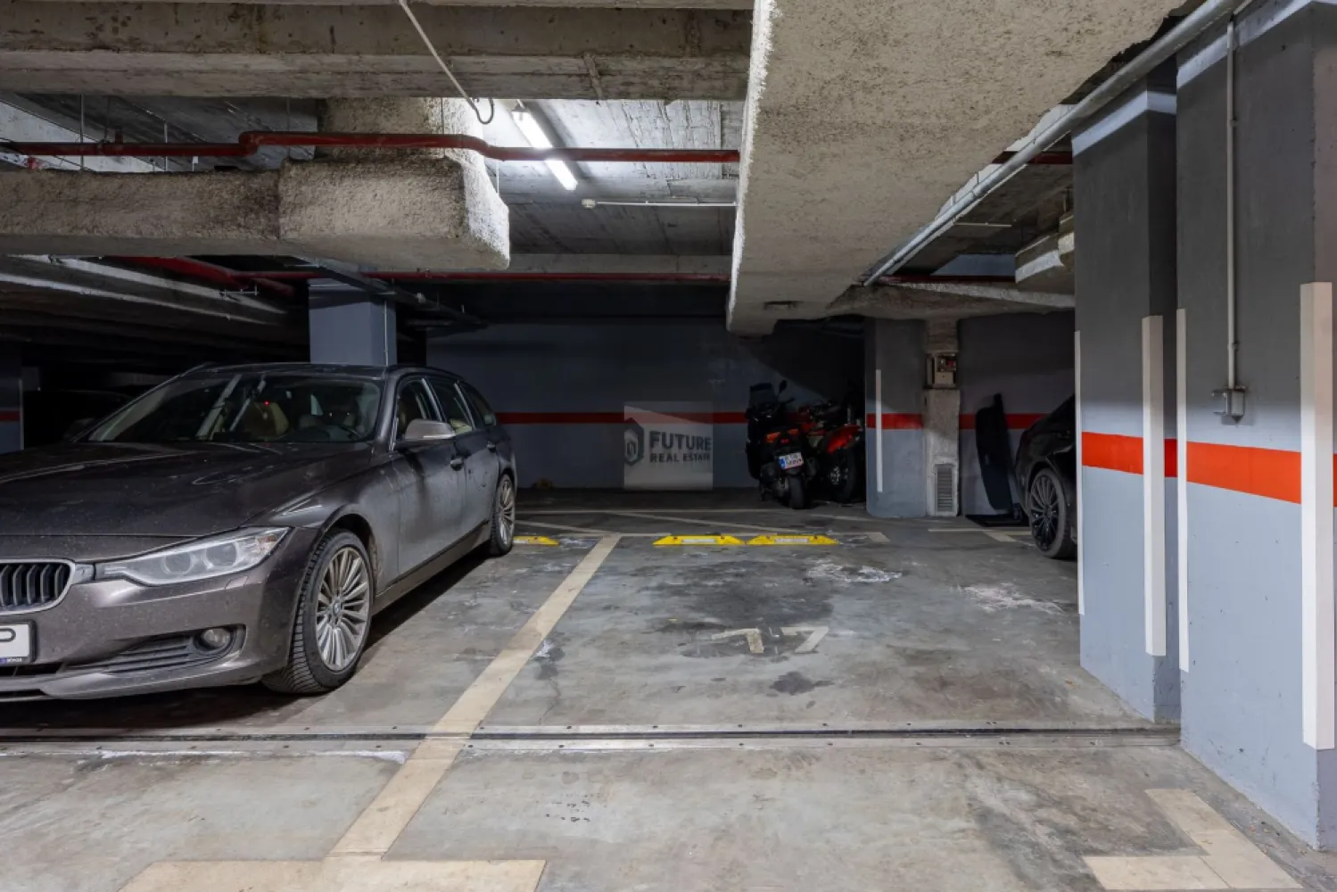 Mai mult decât o adresă, un sanctuar urban în Natura Residence. - Imaginează-ți o dimineață în care singurul zgomot este cel al naturii. Situat în inima zonei de Nord, acest apartament cu 2 camere redefinește conceptul de „acasă”. Design & Confort: Un living inundat de lumină naturală și un dormitor gândit ca un refugiu absolut. Facilități incluse: 2 locuri de parcare (fără stresul căutării unui loc liber), boxă pentru depozitare, acces la piscină și sală de fitness privată. Family Friendly: Un mediu sigur, cu loc de joacă pentru cei mici și spații verzi generoase. Aici, nu cumperi doar un apartament, ci timpul tău liber și liniștea de după o zi plină. Ești gata să respiri aer curat? }}