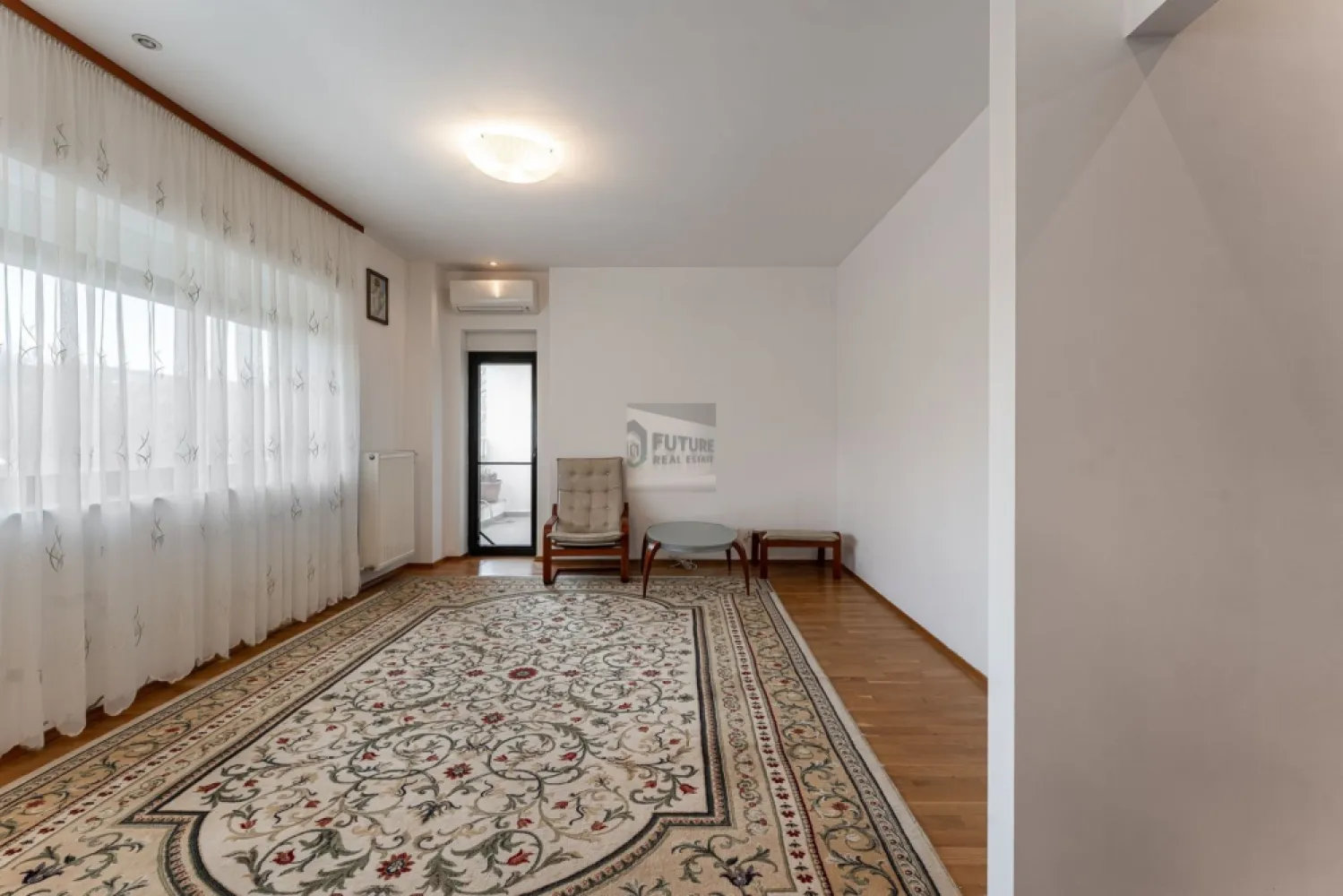 Mai mult decât o adresă, un sanctuar urban în Natura Residence. - Imaginează-ți o dimineață în care singurul zgomot este cel al naturii. Situat în inima zonei de Nord, acest apartament cu 2 camere redefinește conceptul de „acasă”. Design & Confort: Un living inundat de lumină naturală și un dormitor gândit ca un refugiu absolut. Facilități incluse: 2 locuri de parcare (fără stresul căutării unui loc liber), boxă pentru depozitare, acces la piscină și sală de fitness privată. Family Friendly: Un mediu sigur, cu loc de joacă pentru cei mici și spații verzi generoase. Aici, nu cumperi doar un apartament, ci timpul tău liber și liniștea de după o zi plină. Ești gata să respiri aer curat? }}