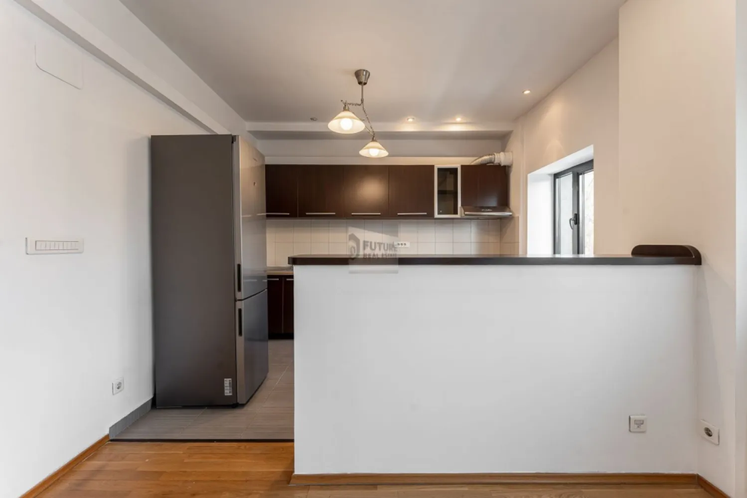 Mai mult decât o adresă, un sanctuar urban în Natura Residence. - Imaginează-ți o dimineață în care singurul zgomot este cel al naturii. Situat în inima zonei de Nord, acest apartament cu 2 camere redefinește conceptul de „acasă”. Design & Confort: Un living inundat de lumină naturală și un dormitor gândit ca un refugiu absolut. Facilități incluse: 2 locuri de parcare (fără stresul căutării unui loc liber), boxă pentru depozitare, acces la piscină și sală de fitness privată. Family Friendly: Un mediu sigur, cu loc de joacă pentru cei mici și spații verzi generoase. Aici, nu cumperi doar un apartament, ci timpul tău liber și liniștea de după o zi plină. Ești gata să respiri aer curat? }}