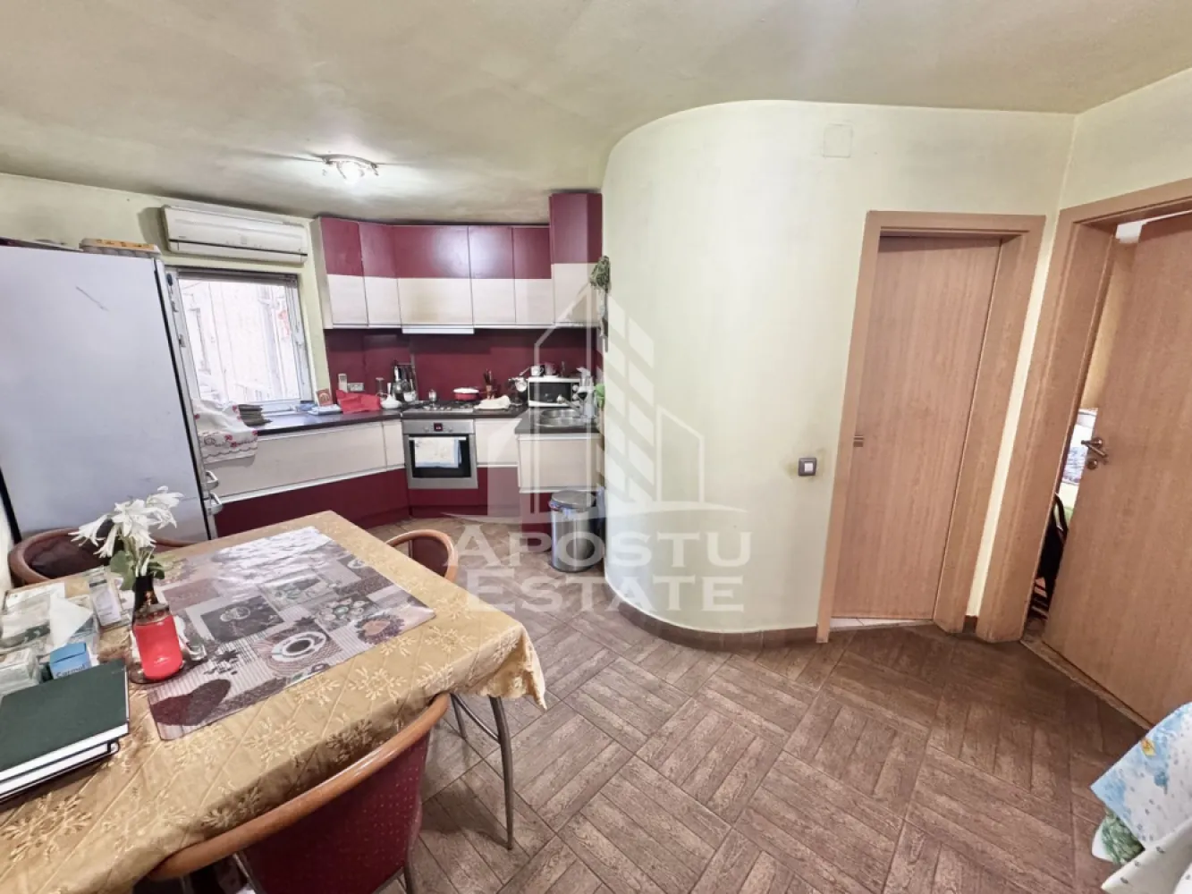 Apartament cu 3 camere si 2 bai la etajul 1 cu centrala zona Soarelui - APOSTU ESTATE va propune spre vanzare un apartament cu 3 camere situat in Timisoara zona Soarelui.

Apartamentul are suprafata de 62mp utili+ balcon si este situat la etajul 1 intr-un bloc cu 4 etaje. (doar 2 apartamente pe etaj)

Compartimentare:
- Hol de acces
- Bucatarie
- Living
- 2 Dormitoare
- Baie
-Baie de serviciu
- Balcon inchis

Confortul termic este asigurat prin intermediul centralei proprie pe gaz.

In apropiere se afla magazine si supermarket-uri, mijloace de transport in comun statia fiind la 1 minut distanta, institutii de invatamant la 5 minute (scoala generala nr 30). Parcare amenajata chiar langa bloc.

Pentru mai multe detalii nu ezitati sa ne contactati!
Acceptam orice fel de credit bancar. Oferim consultanta si solutii financiare prin colaboratorii nostri pentru a obtine cel mai avantajos credit Ipotecar sau Noua Casa.

Va asteptam cu drag la o vizionare chiar astazi!
CP3121634